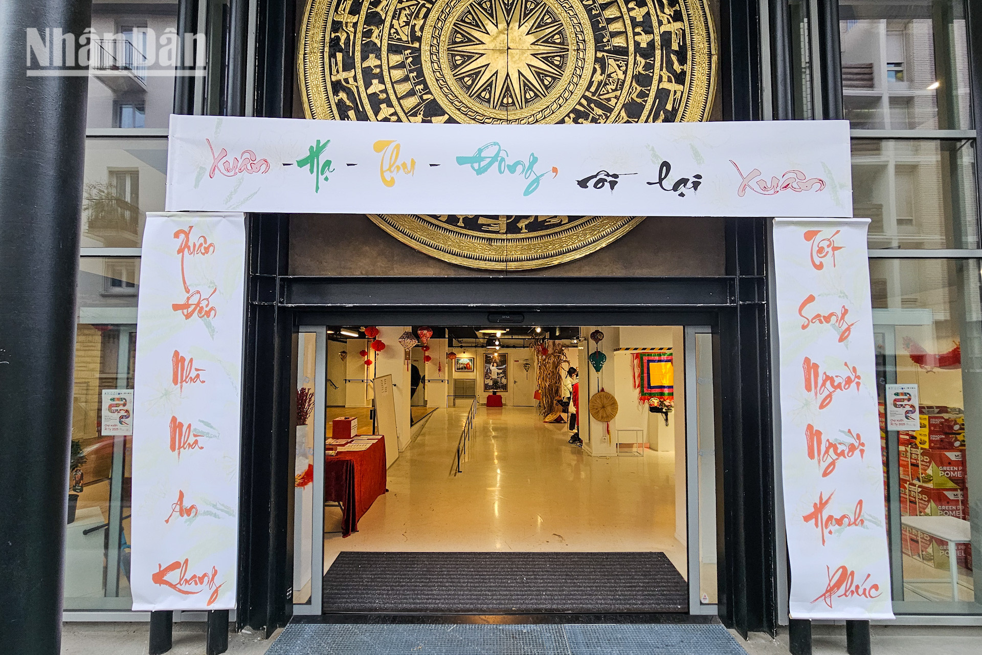 Tiếp tục nỗ lực để Trung tâm văn hóa Việt Nam tại Pháp trở thành điểm sinh hoạt cộng đồng thân thuộc và thường xuyên của các thế hệ kiều bào, chương trình mở màn nhân dịp Tết cổ truyền với chủ đề “Chợ xuân Ất Tỵ” được tổ chức trong hai đợt 18-19/1 và 24-26/1.