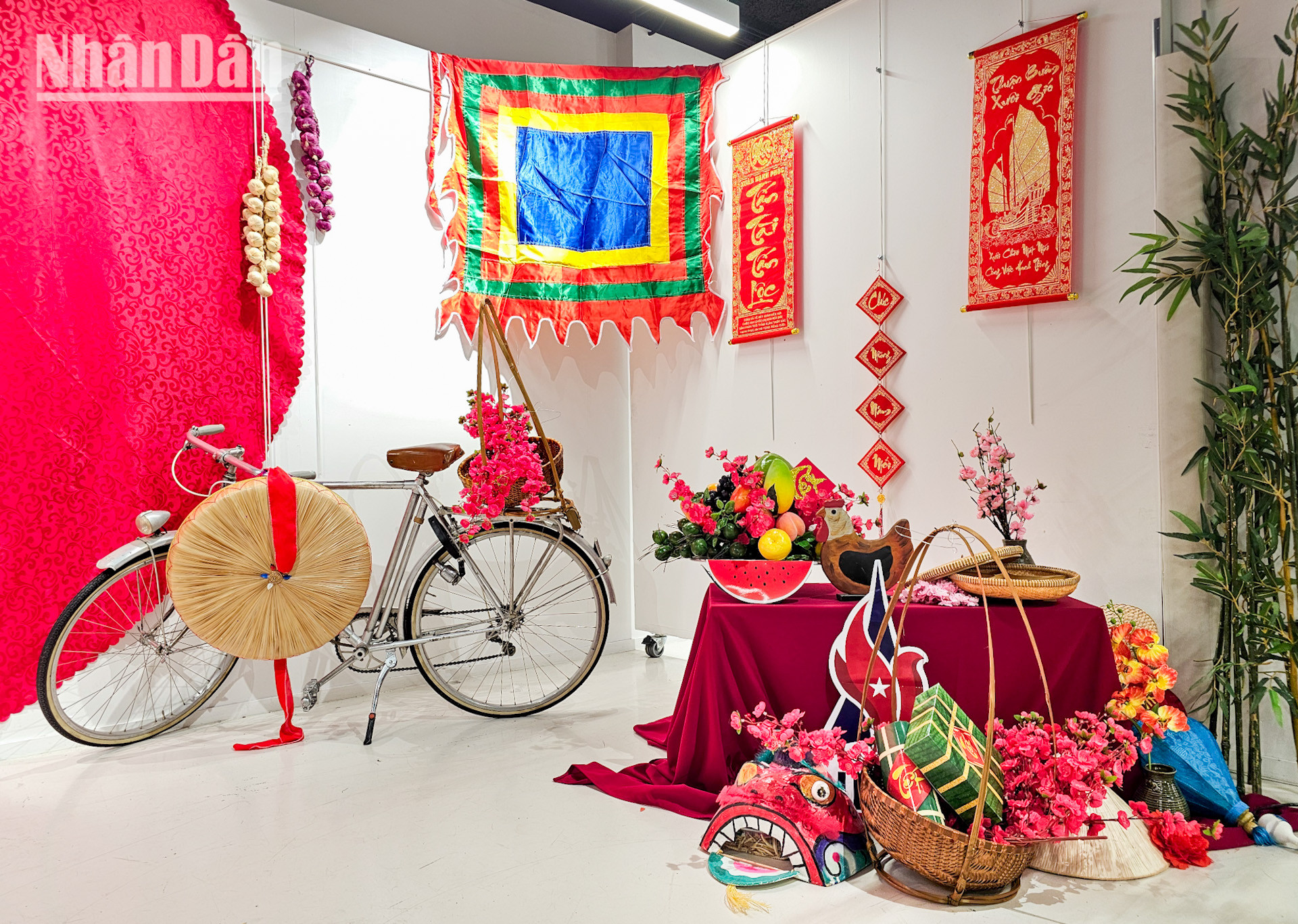 Chỉ còn hai dịp cuối tuần cuối cùng của năm Giáp Thìn là bước sang năm mới Ất Tỵ, các gia đình Việt Nam và cả những cặp đôi có vợ hoặc chồng là người nước ngoài tranh thủ thời gian rảnh rỗi đưa cha mẹ và con cái tới Chợ xuân.