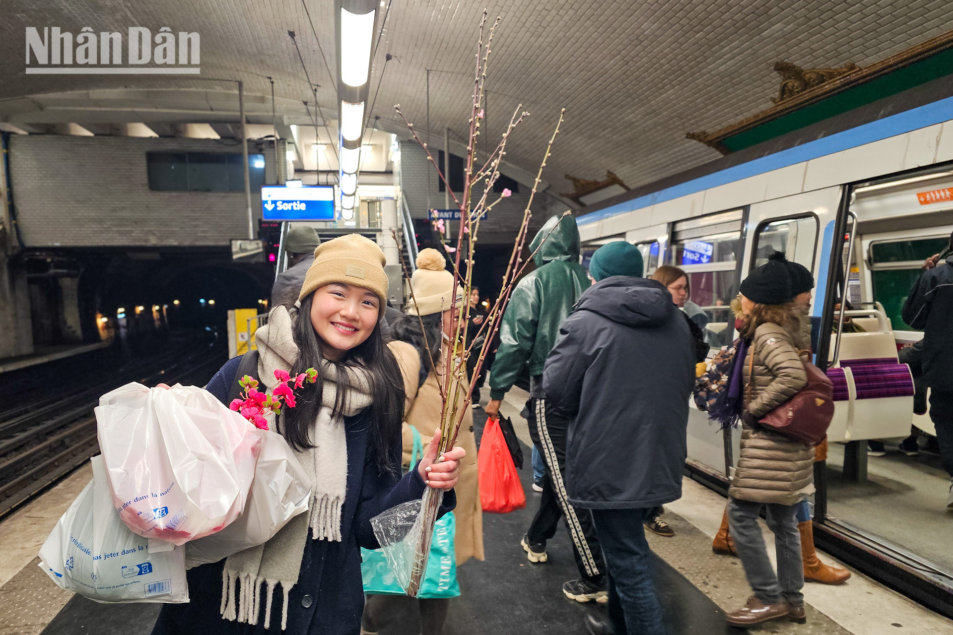 Lập gia đình cùng chồng người Pháp và ăn Tết xa nhà đã được hai năm, chị Đỗ Mai Trang (26 tuổi) tranh thủ cuối tuần, bắt chuyến tàu điện từ ngoại ô Paris vào để “hưởng không khí chợ Tết như ở quê nhà”. Trở về từ Trung tâm Văn hóa, dù “tay xách, nách mang” chiếc túi đi chợ đựng đầy nem rán, bánh chưng, xôi gấc và hoa quả, Mai Trang vẫn hạnh phúc khi mang theo về một cành đào thắm để cắm chơi Tết trong nhà.