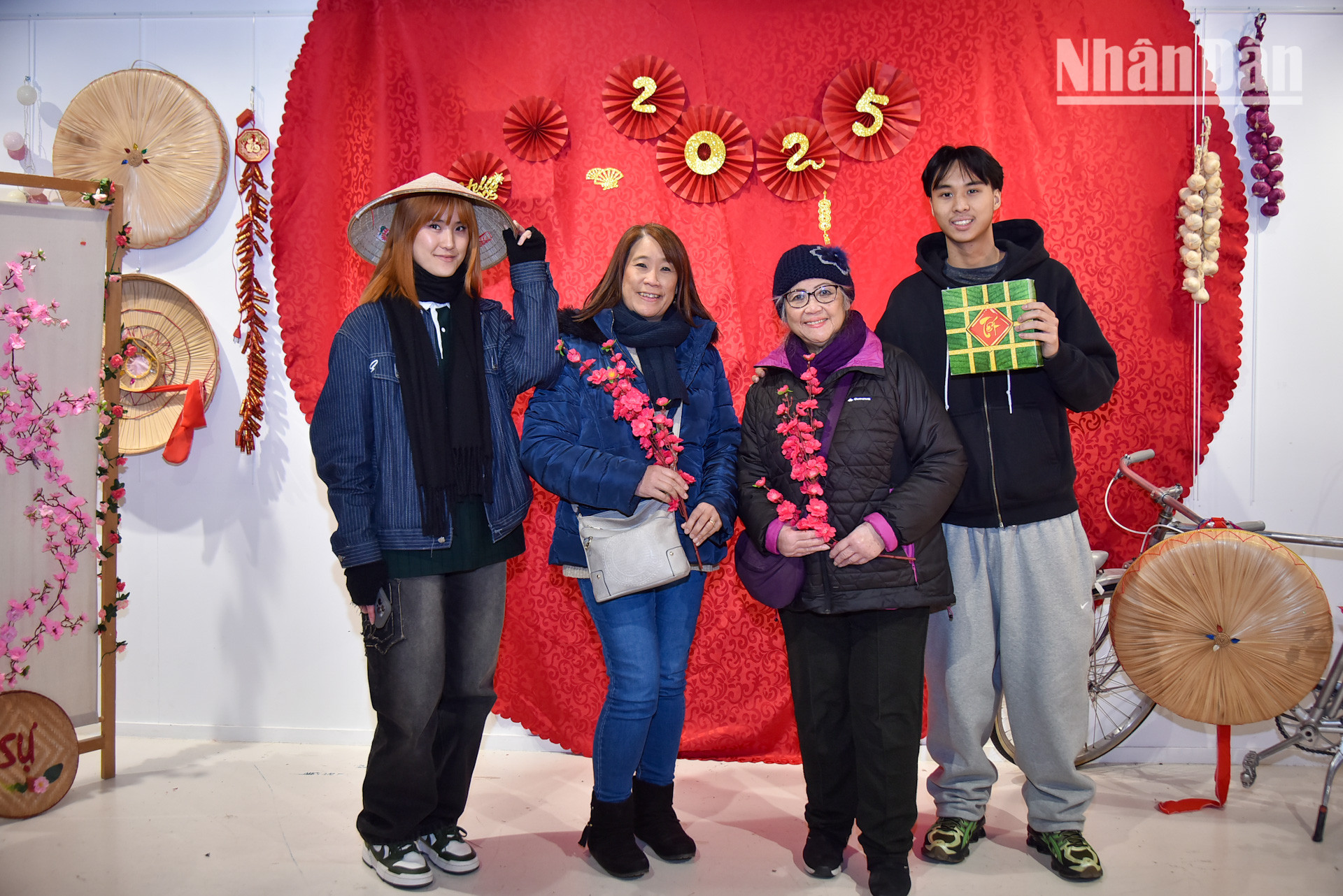 Hai bạn trẻ Trần Duy Tiffany và Trần Duy Jeremy, sống tại thành phố Tournan-en-Brie ở ngoại ô Paris, là chị em trong gia đình thuần Việt. Tuy sinh ra và lớn lên tại Pháp, Tiffany và Jeremy lại rất hào hứng khi kể về những hoạt động của gia đình với mỗi độ Tết đến, Xuân về: dọn dẹp cửa nhà cùng bố, bài trí ban thờ và chuẩn bị lễ gia tiên cùng mẹ, rồi lên chùa cùng bà để cầu an cho toàn thể gia đình…