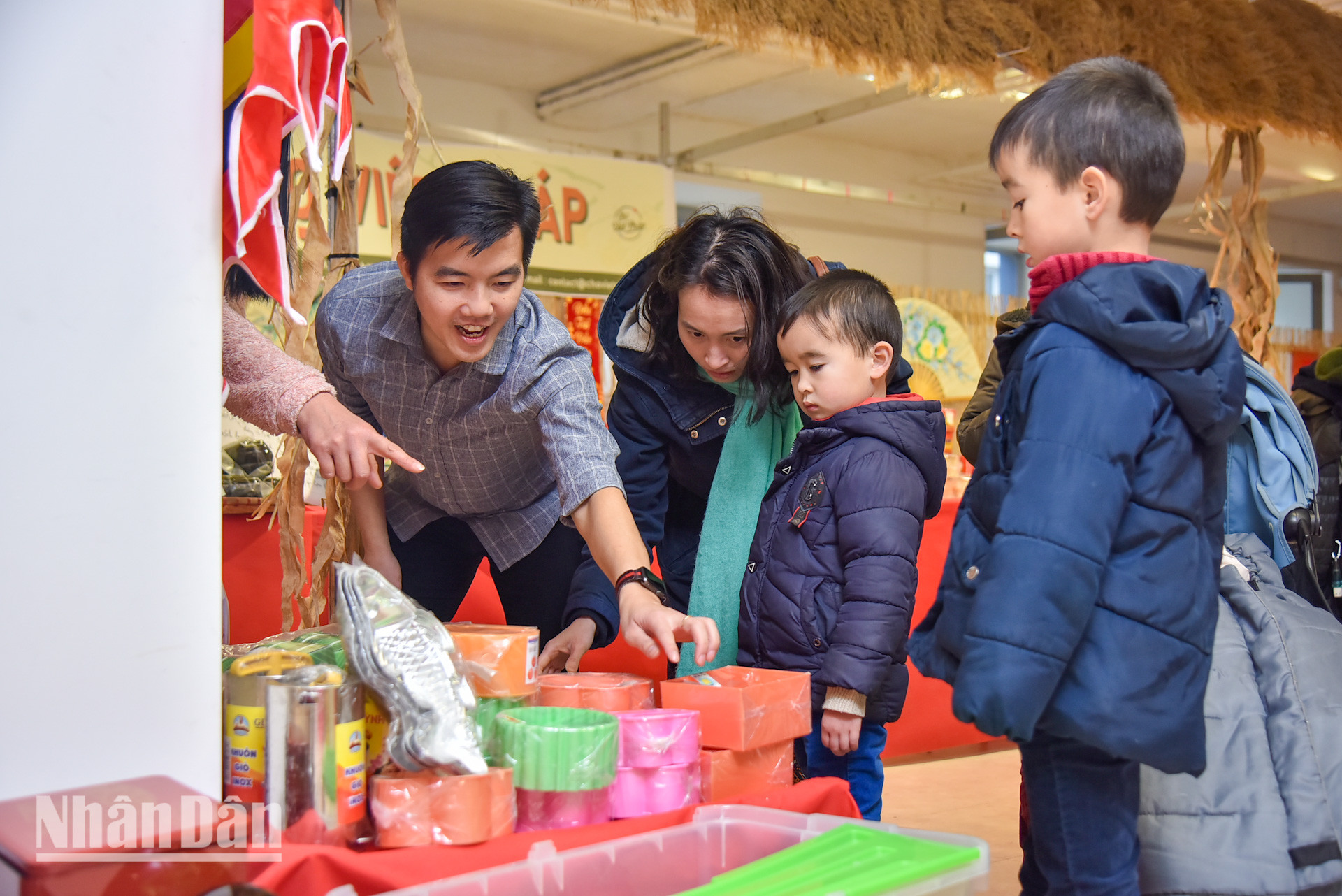 Về phía mình, ông Tăng Thanh Sơn, Phó Giám đốc phụ trách Trung tâm Văn hóa Việt Nam tại Pháp cho biết: Tết là dịp để mỗi người con đất Việt nhớ về cội nguồn, tìm về sum họp bên gia đình và lan tỏa những giá trị truyền thống tốt đẹp của dân tộc. Do đó, “Chợ xuân Ất Tỵ” ra đời với mong muốn đem tới một không gian văn hóa truyền thống và không khí náo nhiệt của Tết đến, Xuân về cho kiều bào sinh sống, học tập và làm việc tại Pháp.
