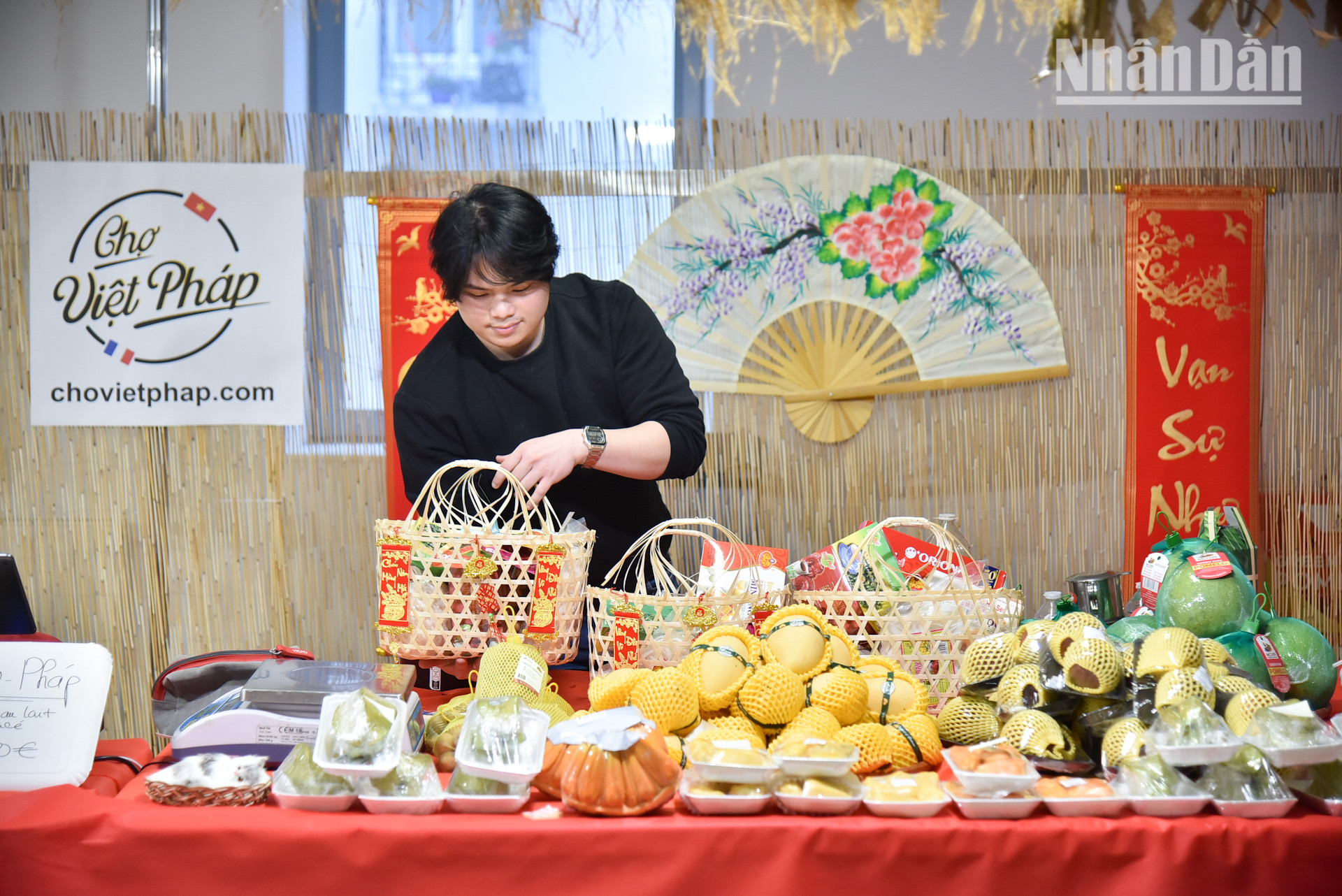 Chợ Việt Pháp mang tới nhiều nông sản, thực phẩm chế biến, sản phẩm thủ công mỹ nghệ để bà con Việt kiều có thể chuẩn bị đón Tết cổ truyền dù ở xa quê hương nhưng vẫn đủ đầy và tươm tất. Bà con tha hồ sắm Tết, từ giỏ quà Tết, cho tới những chiếc bánh chưng, bánh tét, cây giò, hay như những mẹt trái cây đủ loại để bài trí mâm ngũ quả.