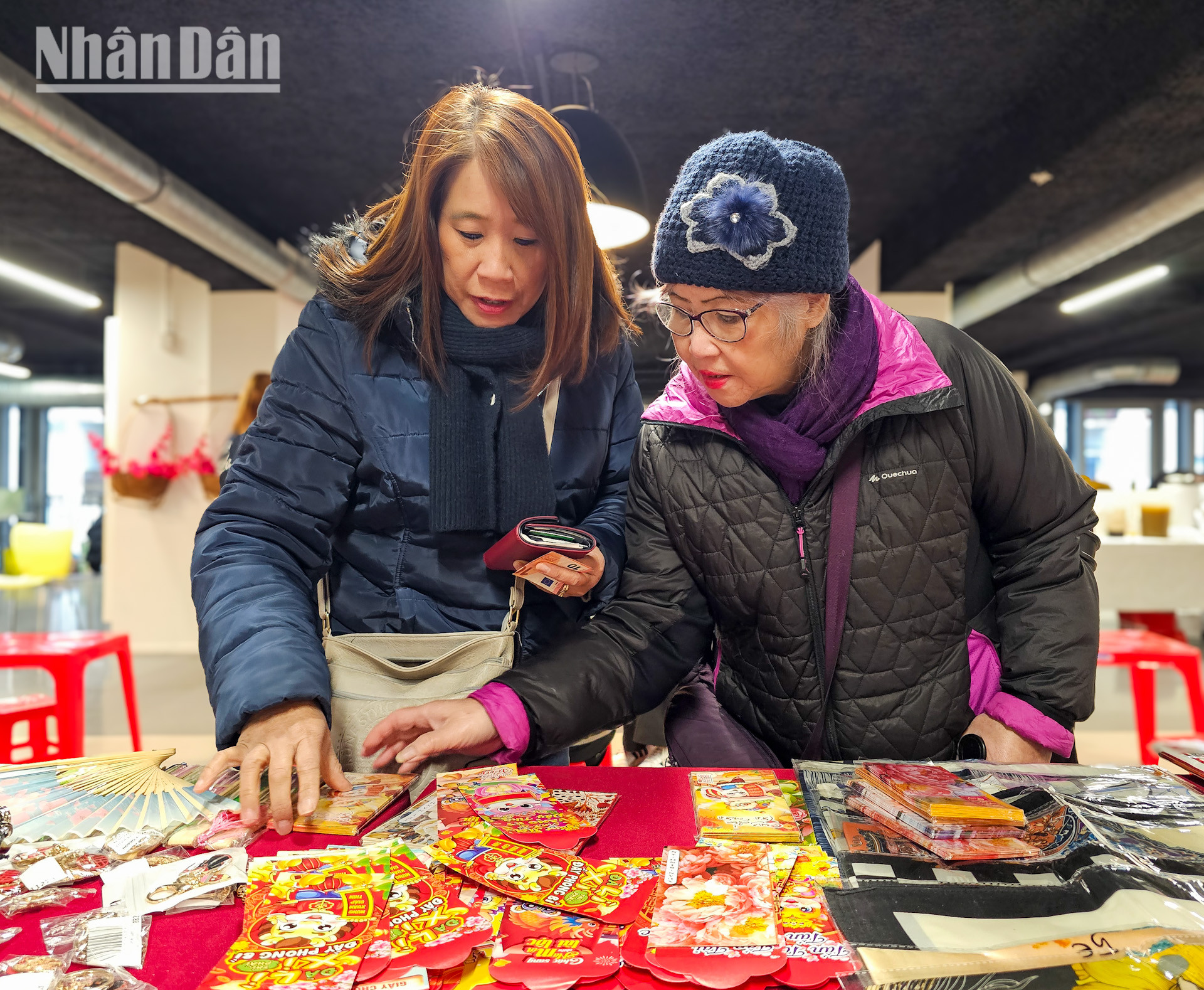 Dù nhà cách Trung tâm Văn hóa Việt Nam tại Pháp hơn 30km, cả gia đình của Tiffany và Jeremy vẫn cùng nhau tới Chợ Xuân Ất Tỵ, ghé gian hàng của các sinh viên để sắm sửa những phong bao lì xì đỏ mang ý nghĩa may mắn, tốt lành, dăm ba câu đối để trang trí trong nhà với mong muốn một năm mới an khang, tài lộc.