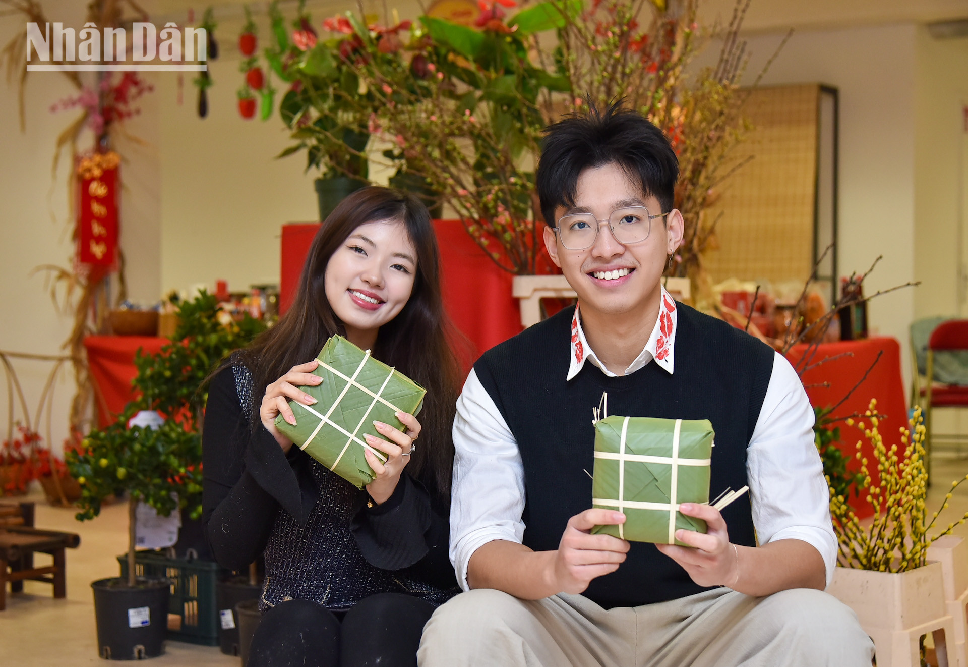 Trong không gian chợ Xuân, góc chiếu nhỏ với những chiếc thúng gạo nếp, đỗ xanh và thịt mỡ, thu hút sự thích thú của hàng chục bạn trẻ đang cặm cụi tự tay làm chiếc bánh chưng cho mình. Cầm trên tay “thành quả” đầu tiên trong đời, Nguyễn Đình Phúc và Dương Thùy Linh chia sẻ những hoạt động bổ ích và ý nghĩa như này, không chỉ giúp cho các bạn sinh viên Việt Nam hiểu hơn về nét đẹp văn hóa của dân tộc, mà còn làm vơi đi nỗi nhớ nhà khi đi du học.