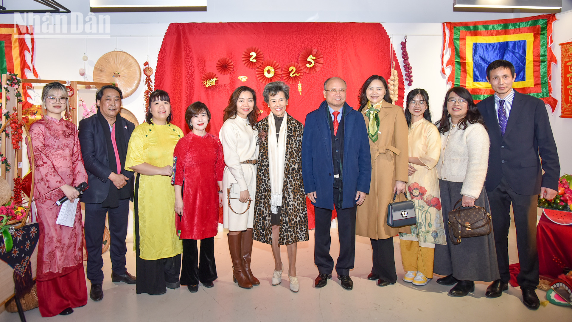 Đồng hành cùng Trung tâm Văn hóa Việt Nam tại Pháp để tạo nên những gian hàng truyền thống, không gian ẩm thực dân gian và hoạt động quảng bá nét đẹp của Tết cổ truyền, có Hội Thanh niên và Sinh viên Việt Nam tại Pháp, Chợ Việt Pháp và nhà hàng Chez Trà My.