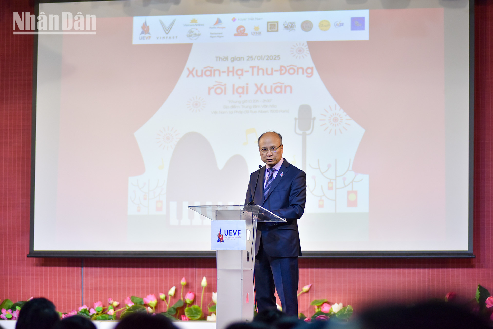 Phát biểu tại đêm nhạc “Xuân Hạ Thu Đông rồi lại Xuân”, Đại sứ Việt Nam tại Pháp Đinh Toàn Thắng cho biết: 2024 là năm đánh dấu nhiều bước tiến của đất nước Việt Nam, cũng như của cộng đồng kiều bào ở nước ngoài, trong đó có cộng đồng người Việt Nam tại Pháp. 2024 cũng là dấu mốc đáng nhớ về những bước trưởng thành của UEVF.