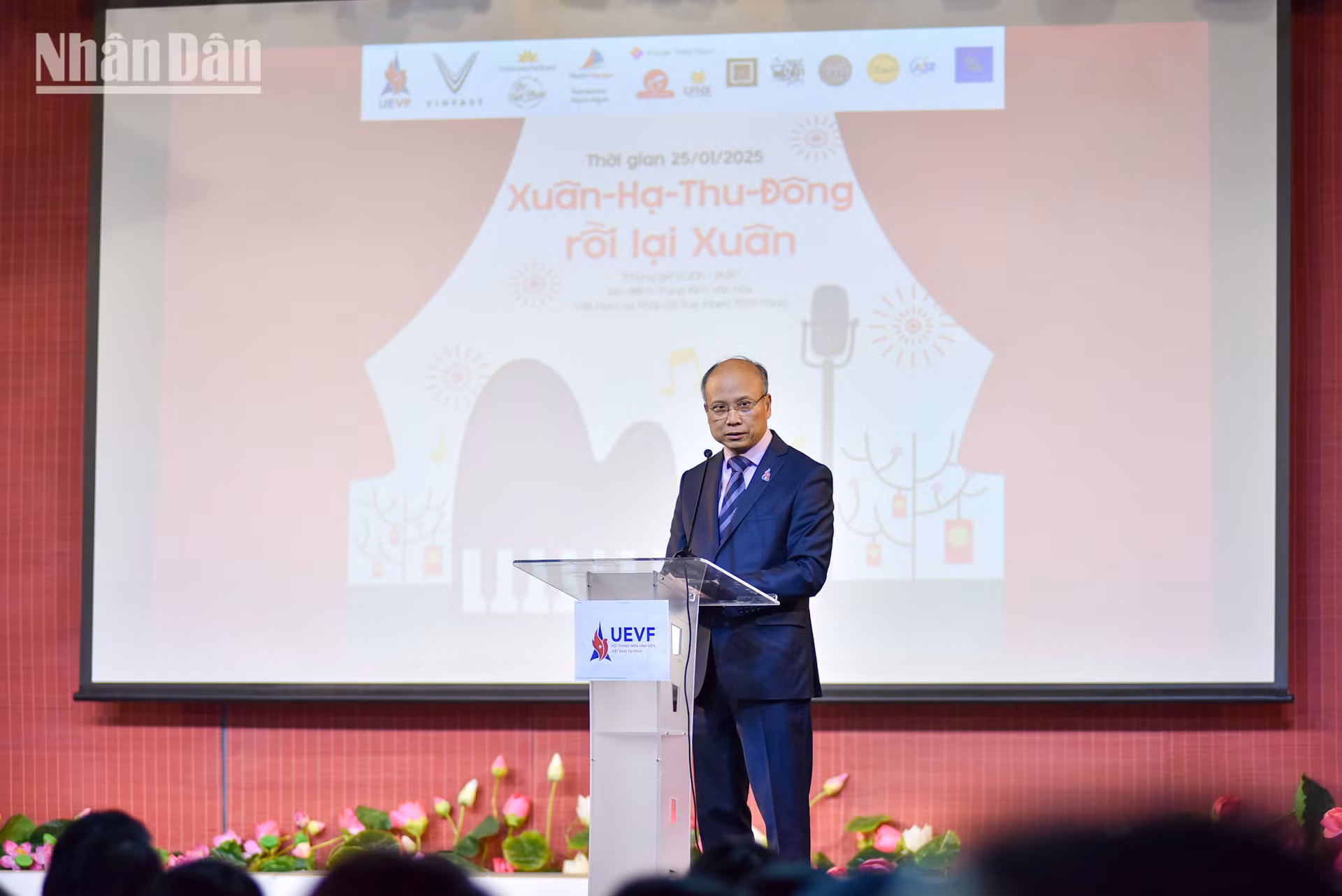 Phát biểu tại đêm nhạc “Xuân Hạ Thu Đông rồi lại Xuân”, Đại sứ Việt Nam tại Pháp Đinh Toàn Thắng cho biết: 2024 là năm đánh dấu nhiều bước tiến của đất nước Việt Nam, cũng như của cộng đồng kiều bào ở nước ngoài, trong đó có cộng đồng người Việt Nam tại Pháp. 2024 cũng là dấu mốc đáng nhớ về những bước trưởng thành của UEVF.