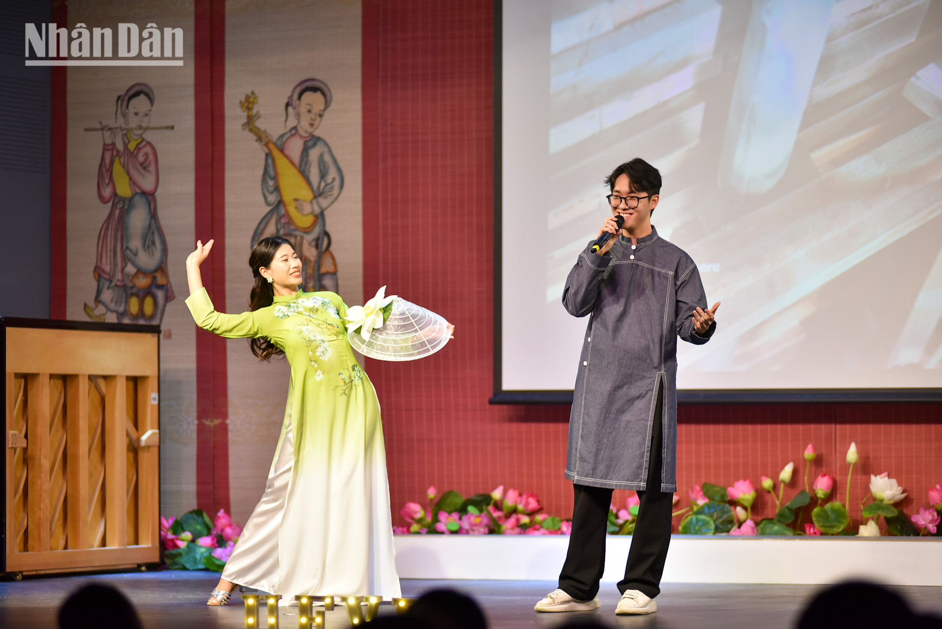 Các tiết mục được trình diễn trong đêm gala là những bài hát mang tính nghệ thuật cao, truyền tải thông điệp sâu sắc về cuộc sống, ca ngợi truyền thống quê hương, đất nước và con người Việt Nam.