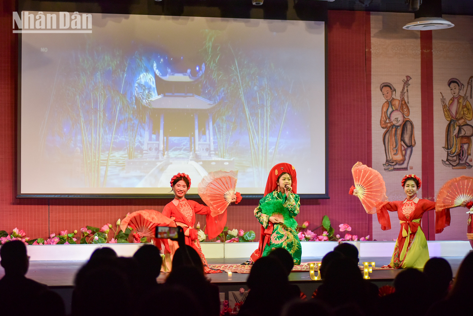 NSƯT Tăng Thanh Sơn, Phó Giám đốc phụ trách Trung tâm Văn hóa Việt Nam tại Pháp chia sẻ niềm vui khi thấy những ý tưởng độc đáo và hoạt động thiết thực của UEVF, truyền tải được bản sắc của con người Việt Nam và tiếng nói của thế hệ trẻ Việt Nam tại nước sở tại tới bạn bè quốc tế.