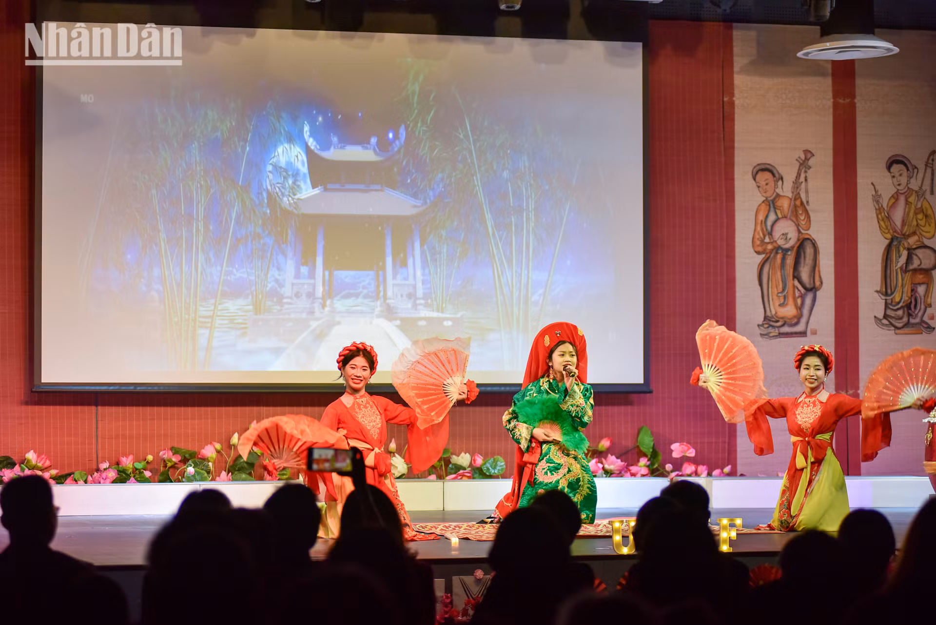 NSƯT Tăng Thanh Sơn, Phó Giám đốc phụ trách Trung tâm Văn hóa Việt Nam tại Pháp chia sẻ niềm vui khi thấy những ý tưởng độc đáo và hoạt động thiết thực của UEVF, truyền tải được bản sắc của con người Việt Nam và tiếng nói của thế hệ trẻ Việt Nam tại nước sở tại tới bạn bè quốc tế.