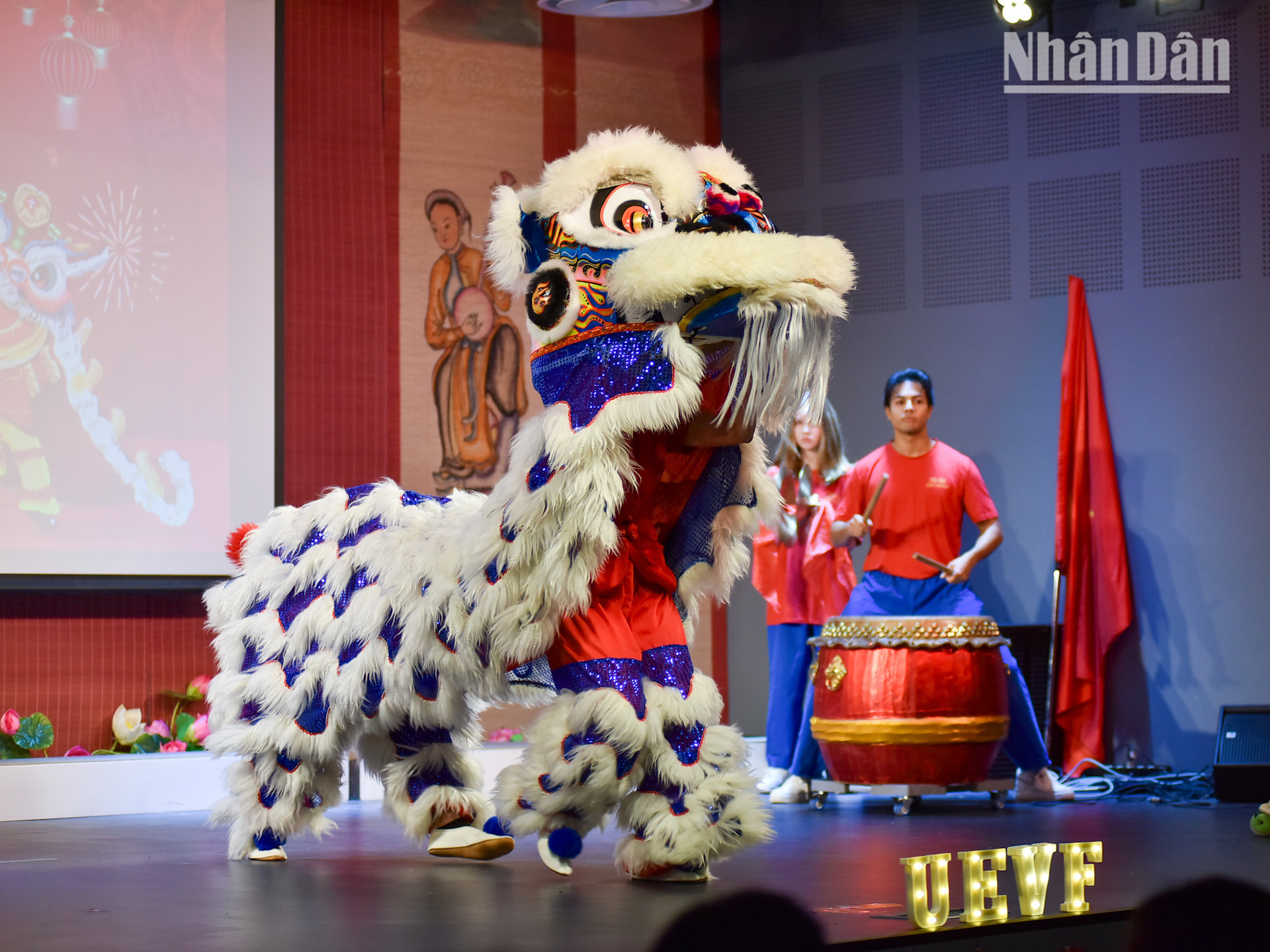 Mở đầu cho đêm nhạc “Xuân Hạ Thu Đông rồi lại Xuân” là màn múa lân tưng bừng, mang không khí rộn ràng của ngày Xuân thân thuộc và đầy thương nhớ về trên đất Pháp.