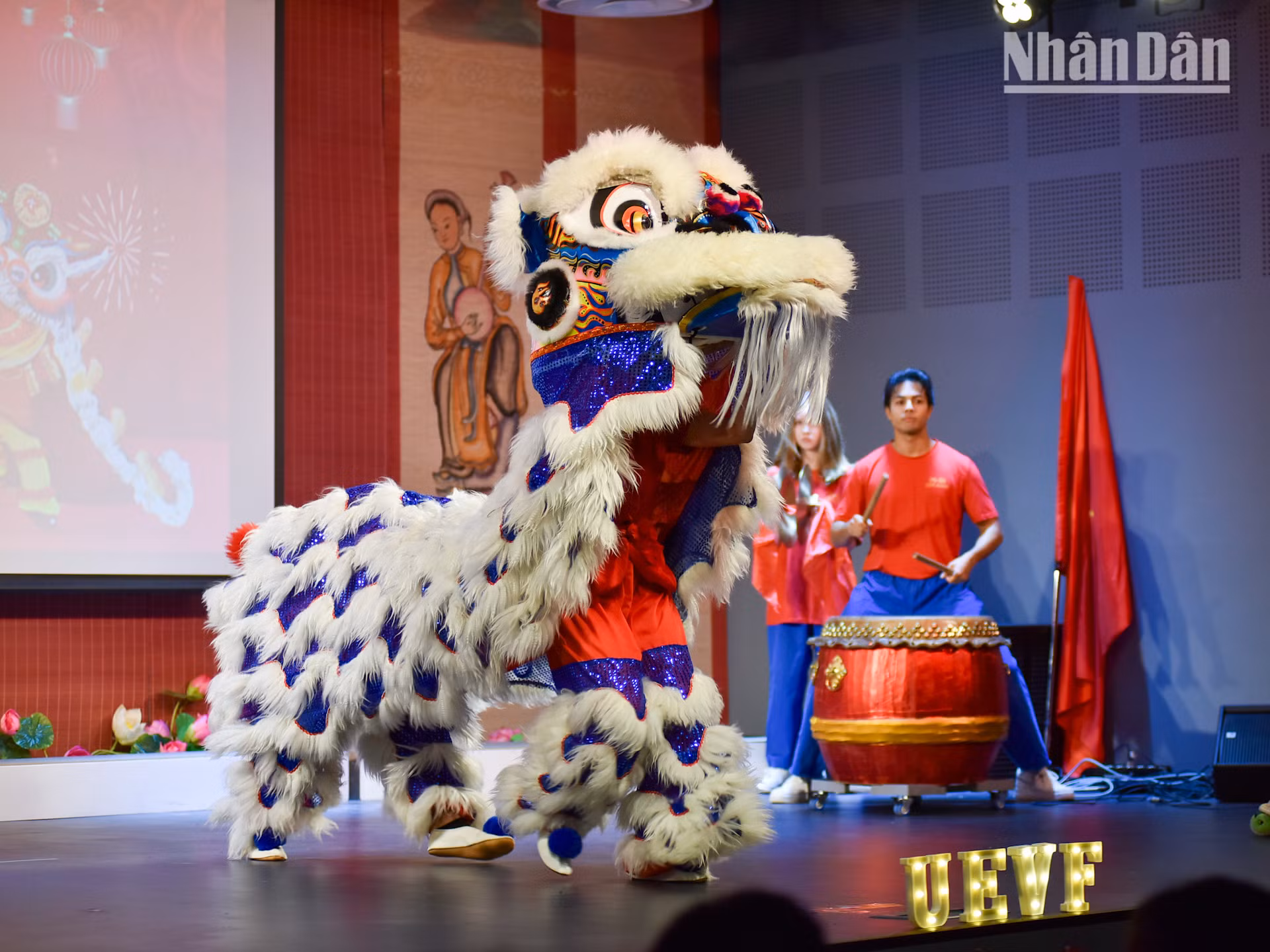 Mở đầu cho đêm nhạc “Xuân Hạ Thu Đông rồi lại Xuân” là màn múa lân tưng bừng, mang không khí rộn ràng của ngày Xuân thân thuộc và đầy thương nhớ về trên đất Pháp.