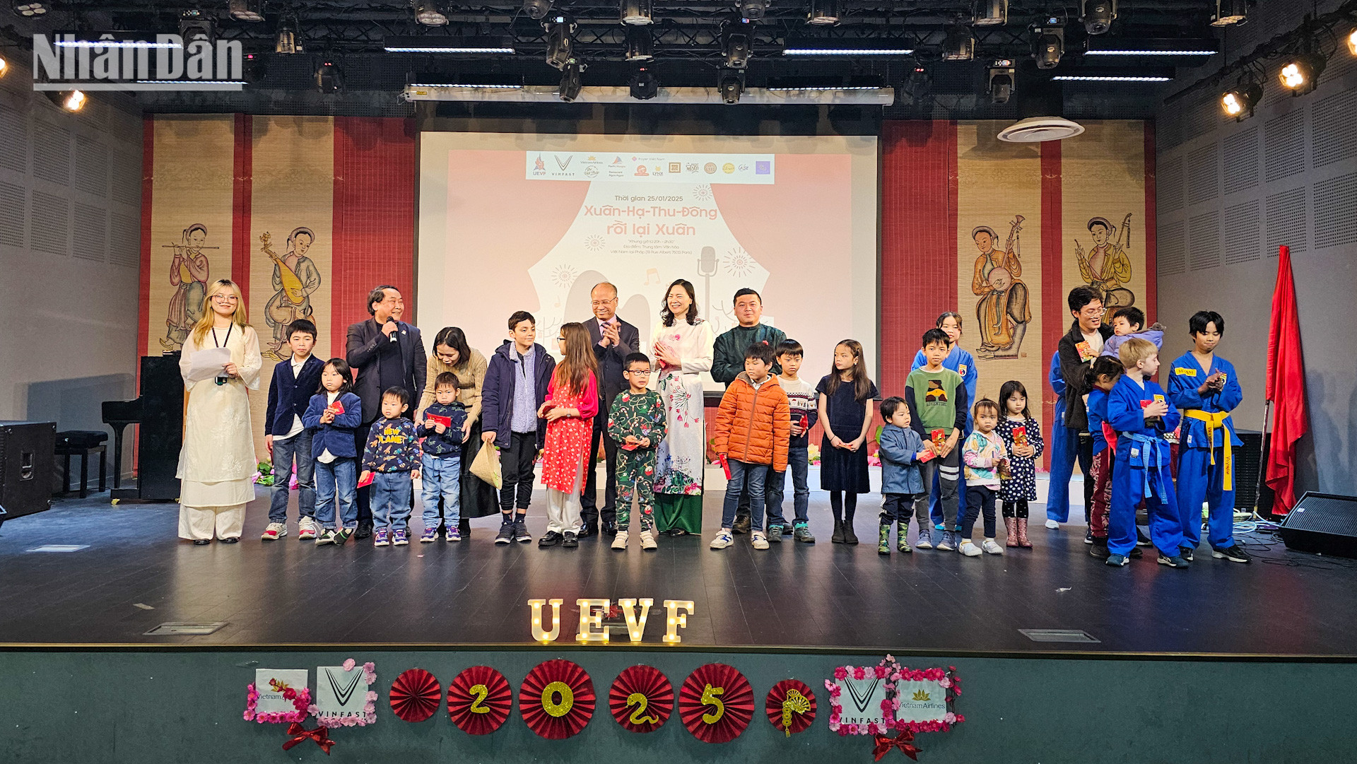 Nhân dịp này, Đại sứ Đinh Toàn Thắng, Đại sứ Nguyễn Thị Vân Anh - Trưởng Phái đoàn thường trực Việt Nam bên cạnh UNESCO và NSƯT Tăng Thanh Sơn phát phong bao lì xì đỏ thắm tới các em nhỏ tham dự đêm nhạc với lời chúc may mắn, sức khỏe, học tập tốt và nghe lời ông bà, cha mẹ.