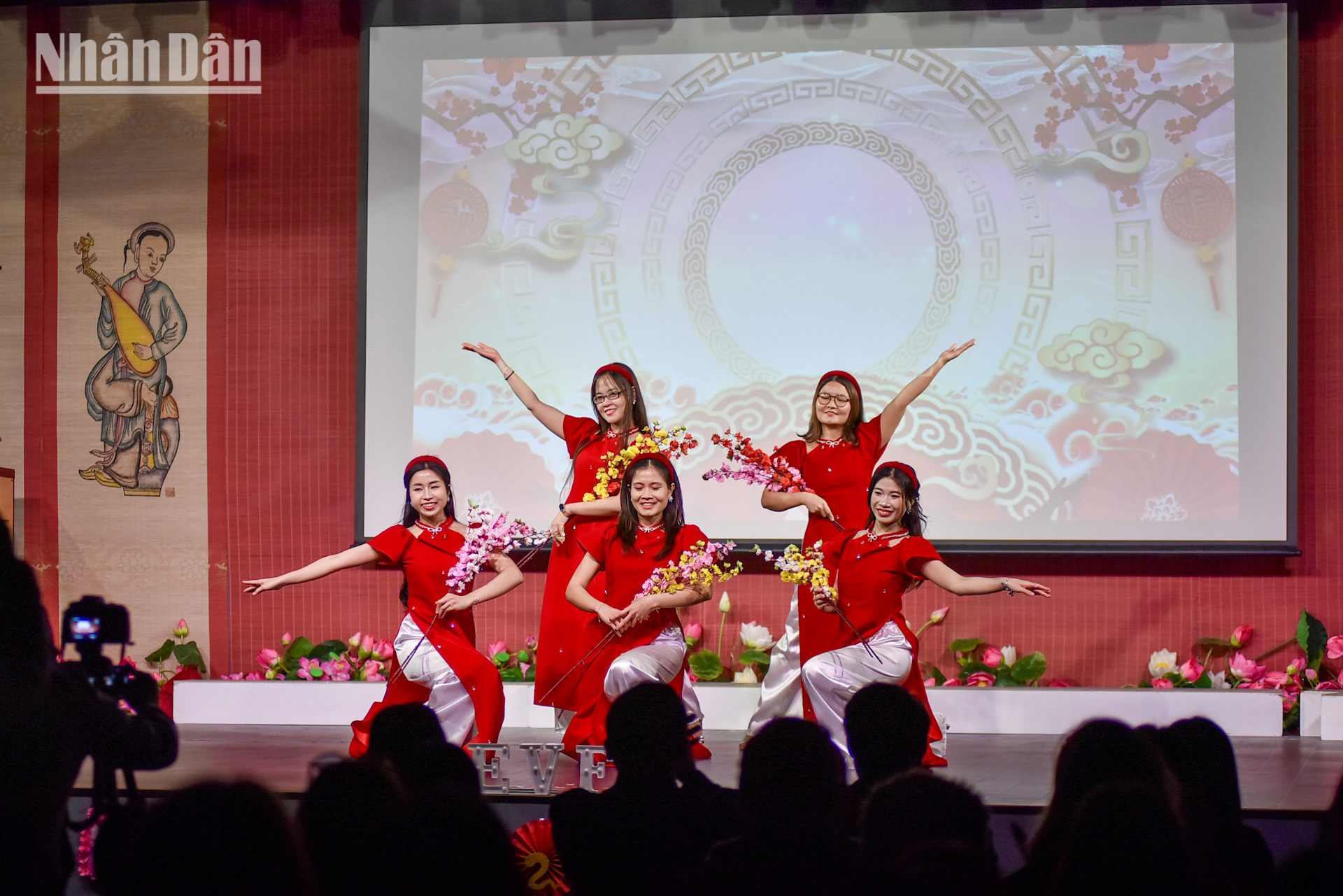 Tết cổ truyền là dịp để những người đất Việt xa quê cùng quây quần sẻ chia những điều của năm cũ và hướng tới những dự định đầy hứa hẹn của năm mới. Dù không được trở về Việt Nam ăn Tết bên gia đình, người thân và bạn bè, du học sinh và người trẻ Việt tại Pháp cũng vơi khi nỗi nhớ nhà khi được tham dự đêm gala nhạc hội chào Xuân.