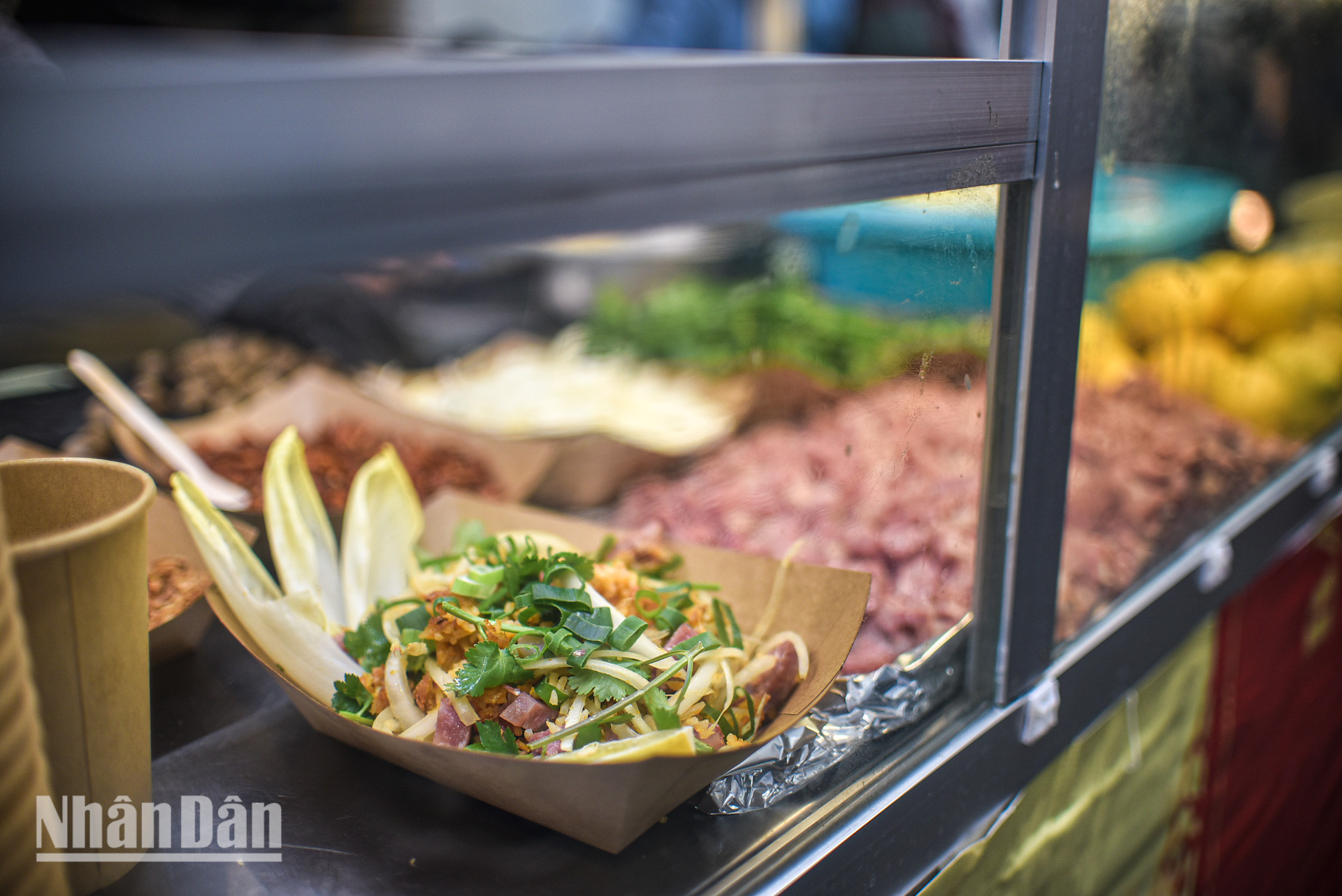 Một vài món mới lần đầu tiên xuất hiện như cơm cháy hay nem chua cũng khiến không ít người phải tò mò ăn thử, nhưng rồi nhanh chóng bị “chinh phục” mà gọi thêm một vài suất nữa để mang về.