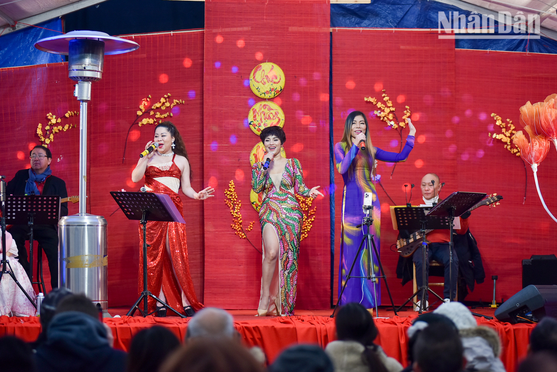 Chương trình nghệ thuật với sự tham gia của các ca sĩ, nhạc công tên tuổi trong cộng đồng được tổ chức thường niên trong mỗi dịp Chợ Tết Thanh Bình Jeune đã trở thành một nét văn hóa đặc sắc, giúp kết nối bà con kiều bào trong không khí ấm áp của ngày Tết cận kề.