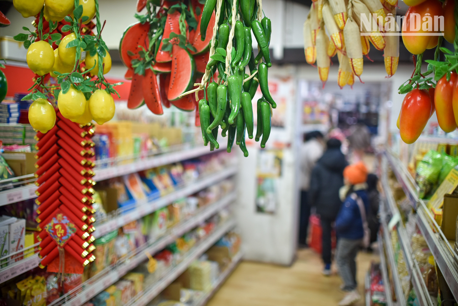 Các gia đình Việt cũng không quên ghé vào trong chợ Thanh Bình Jeune để sắm sửa những đồ dùng, vật dụng, thực phẩm cần thiết cho ngày Tết.