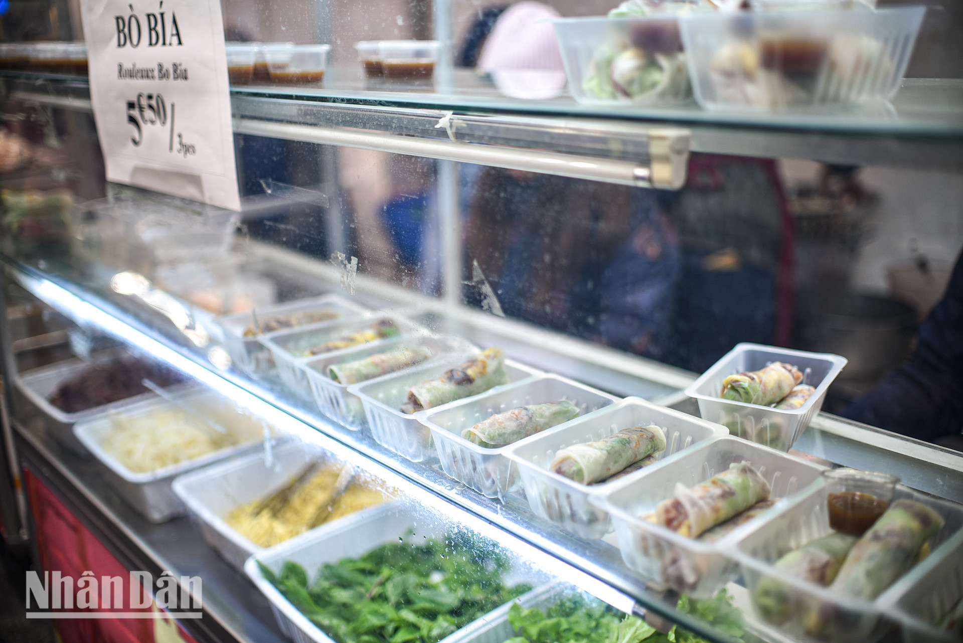 Những món ăn truyền thống mà các nhà hàng đối tác mang tới trong không gian Chợ Tết Thanh Bình Jeune như bò bía, gỏi cuốn, bún chả, cháo cá, phở gà, xôi xéo… níu chân người đi chợ càng lúc càng nhiều.