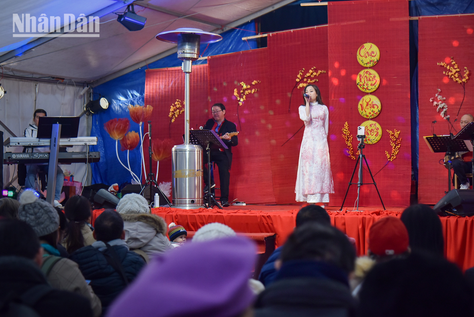 Chợ Tết Thanh Bình Jeune từ lâu không chỉ là cuộc dạo chơi ẩm thực cho bà con kiều bào mỗi dịp Tết đến, Xuân về, mà còn luôn dành cho cộng đồng một “bữa tiệc âm nhạc” sôi động với những ca khúc mừng Xuân rộn ràng quen thuộc, dàn dựng công phu, đặc sắc và mang nhiều thông điệp ý nghĩa về quê hương.