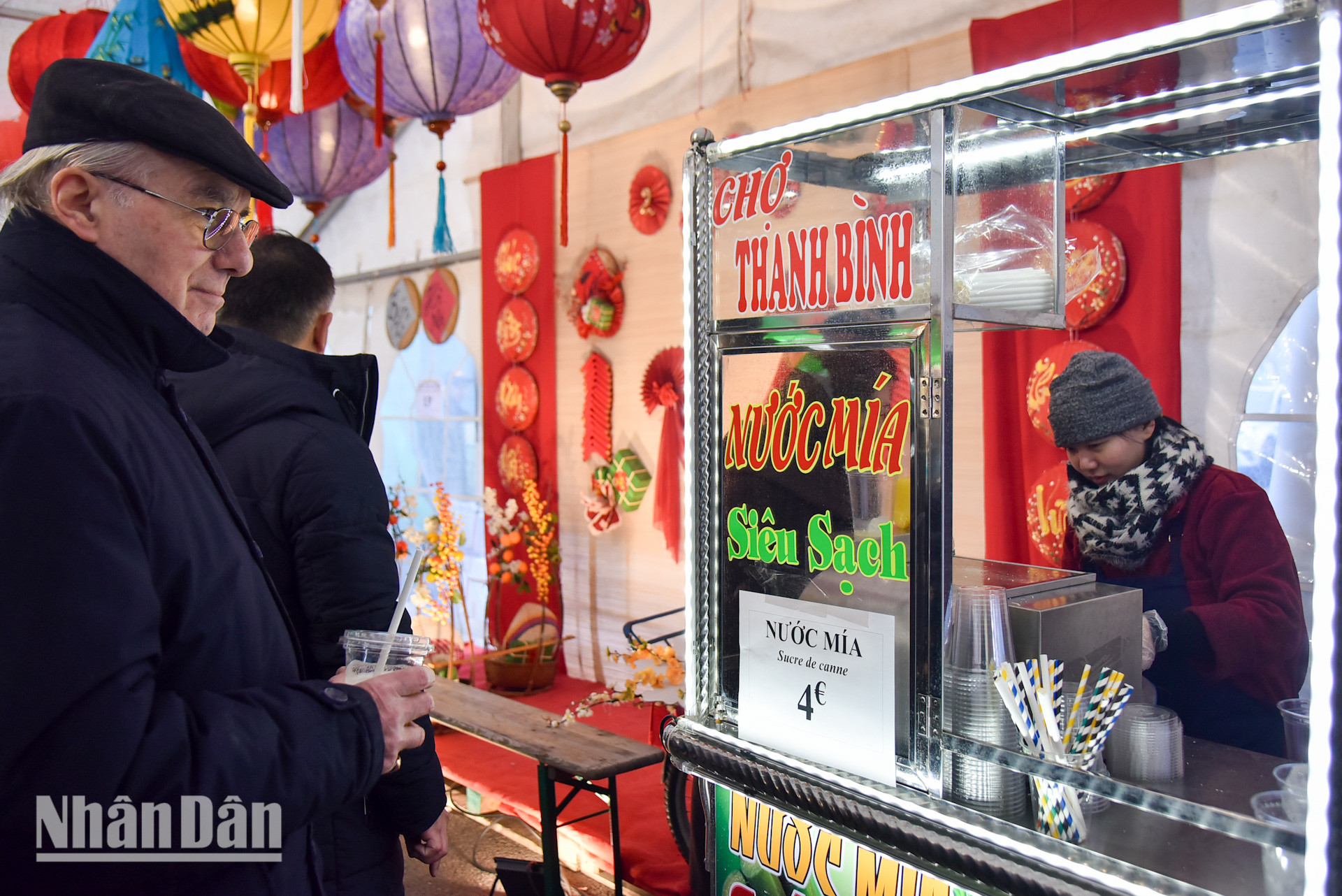 Dù chỉ nằm gọn trong góc sân của Chợ Tết, gian hàng nước mía của “chủ nhà” Thanh Bình Jeune vẫn thu hút được hàng dài khách chờ tới lượt được phục vụ. Trở về sau chuyến du lịch suốt 4 tuần tại Việt Nam, một người dân Pháp sống tại quận 15 (thủ đô Paris) cùng gia đình tới Chợ Tết dạo chơi, tìm lại “ký ức” với thức uống ngọt thanh, tươi mát quen thuộc và dễ dàng tìm thấy trên các con phố của Hà Nội.