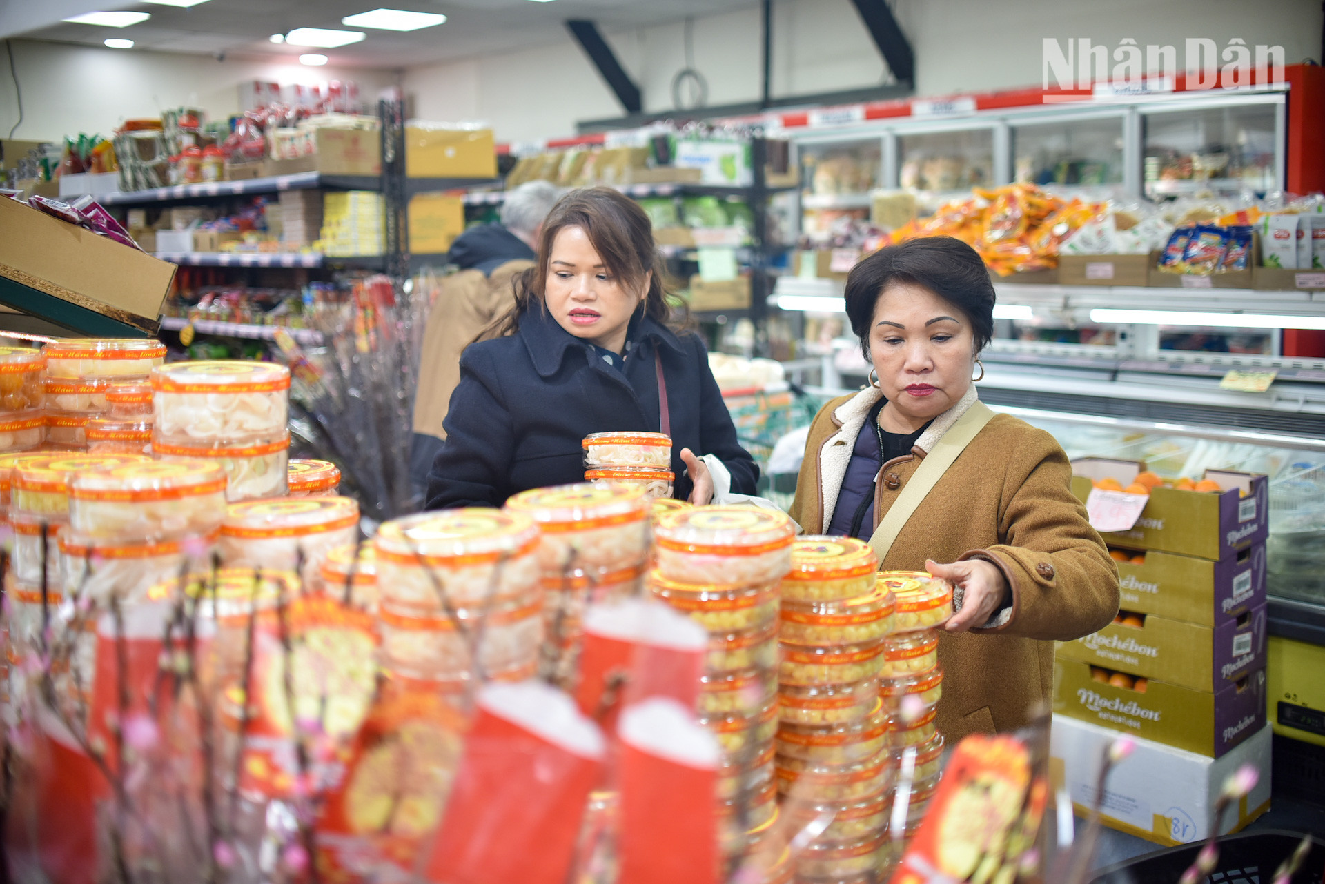 Mứt Tết, thức quà mời khách không thể thiếu trong mỗi gia đình Việt trong dịp đầu Xuân, cũng sớm được Thanh Bình Jeune nhập khẩu trực tiếp từ trong nước, bày bán trên kệ với đủ chủng loại và mẫu mã để phục vụ nhu cầu mua sắm của bà con.