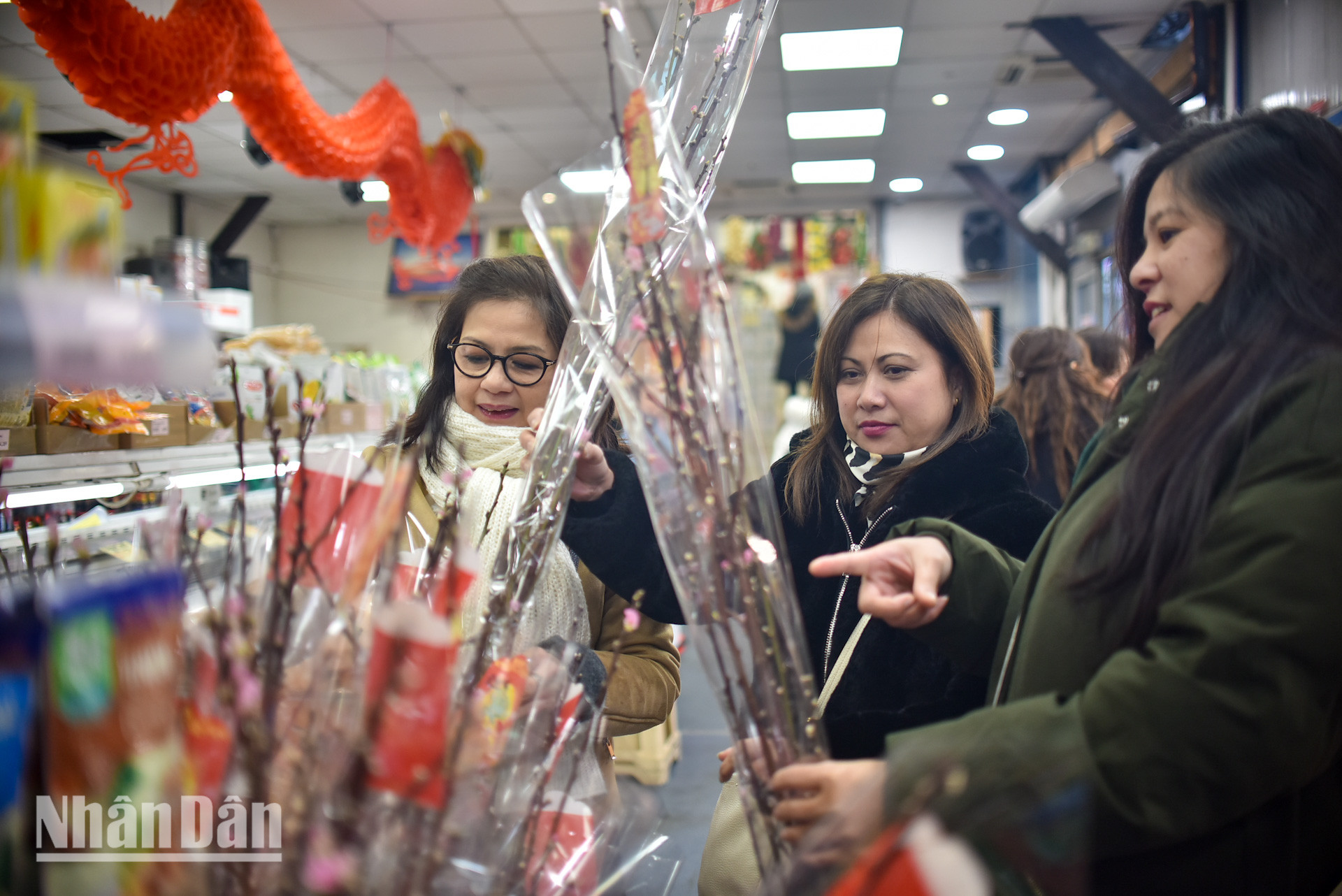 Hằng năm, cứ mỗi dịp này, chị Nguyễn Thị Xuân Hương, sống tại Pháp hơn 40 năm, thường xuyên tới Thanh Bình Jeune cùng những người bạn, tìm đến với không khí vui tươi, nhộn nhịp của chợ Tết “khiến ai nấy cũng đều thổn thức nỗi nhớ quê hương”. Dù nhà ở gần khu chợ châu Á và hoàn toàn có thể dễ dàng tìm kiếm những món thực phẩm và đồ uống quen thuộc, nhưng chị Xuân Hương vẫn thích đến với chợ Thanh Bình Jeune không chỉ trong dịp Tết này, mà cả những lần mua sắm thường nhật để được gặp người Việt, nghe tiếng Việt.