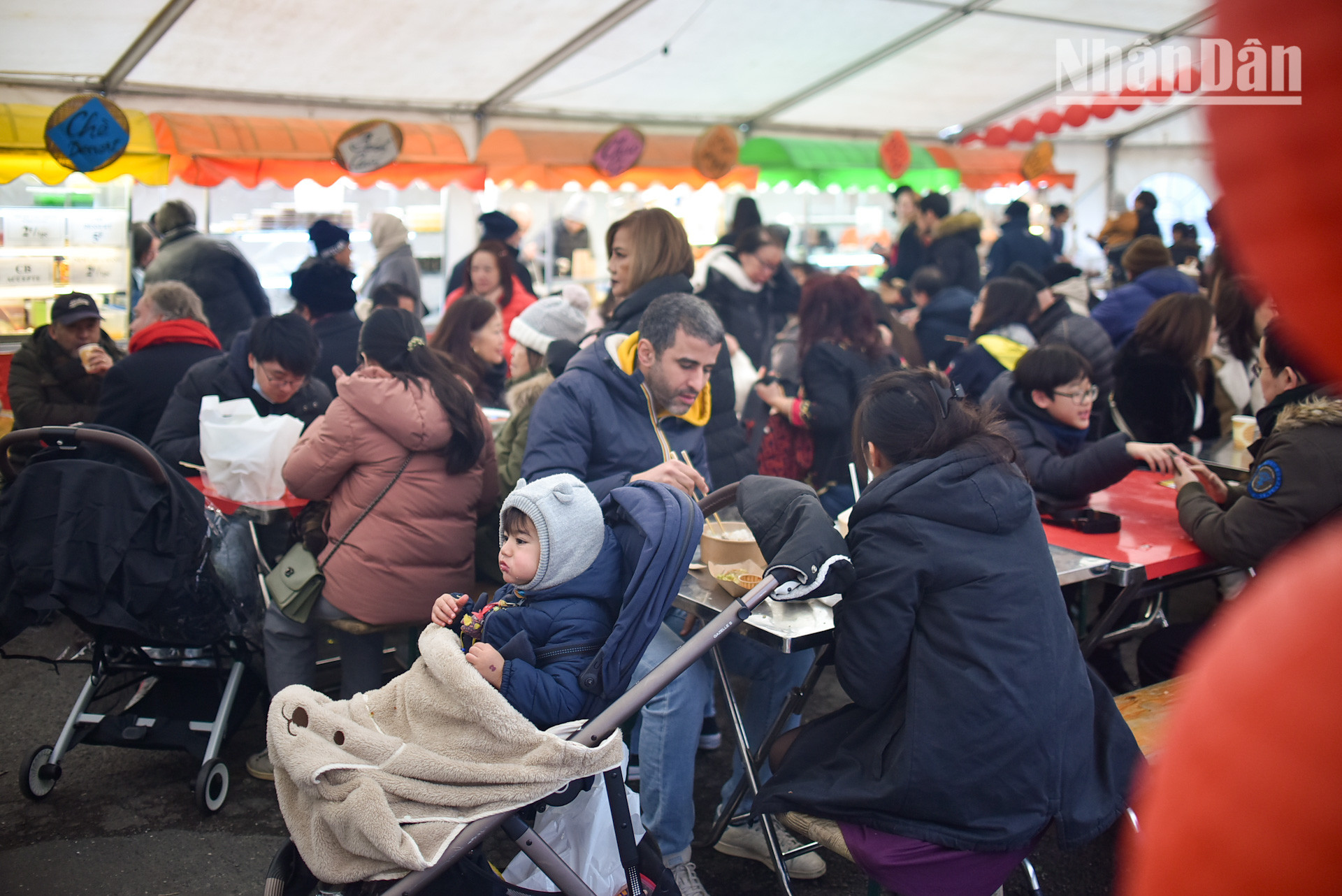 Trong 2 ngày cuối tuần 18-19/1, bà con kiều bào đi chợ Thanh Bình Jeune mua sắm với tâm thế rộn ràng hơn cả, bởi sự xuất hiện của những gian hàng ẩm thực truyền thống thơm phức ngay trong sân chợ.