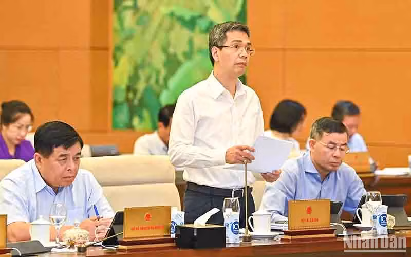 Thứ trưởng Tài chính Võ Thành Hưng trình bày báo cáo về ngân sách Nhà nước.
