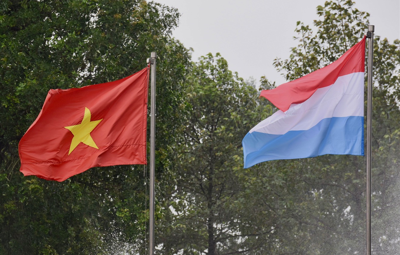 Quốc kỳ hai nước.