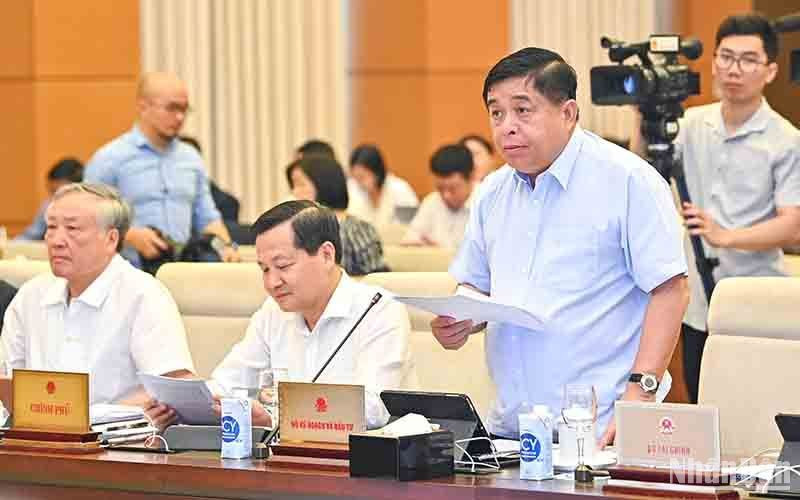 Bộ trưởng Kế hoạch và Đầu tư Nguyễn Chí Dũng trình bày báo cáo về kinh tế-xã hội. Bộ trưởng Kế hoạch và Đầu tư Nguyễn Chí Dũng trình bày báo cáo về kinh tế-xã hội.