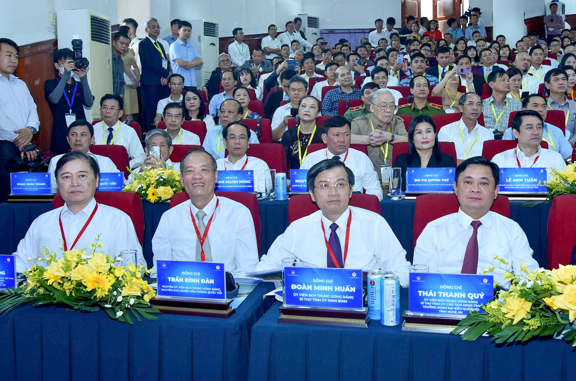 Lãnh đạo các cơ quan Trung ương, các bộ, ngành và các đại biểu dự hội nghị.