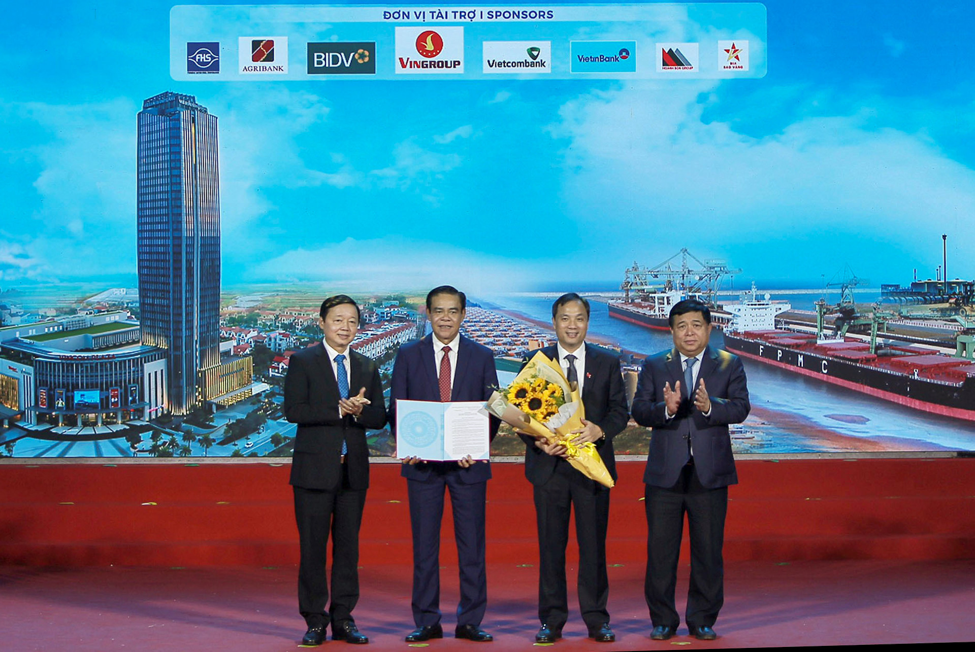 Phó Thủ tướng Chính phủ Trần Hồng Hà và Bộ trưởng Kế hoạch và Đầu tư Nguyễn Chí Dũng trao quyết định phê duyệt Quy hoạch, tặng hoa chúc mừng tỉnh Hà Tĩnh.