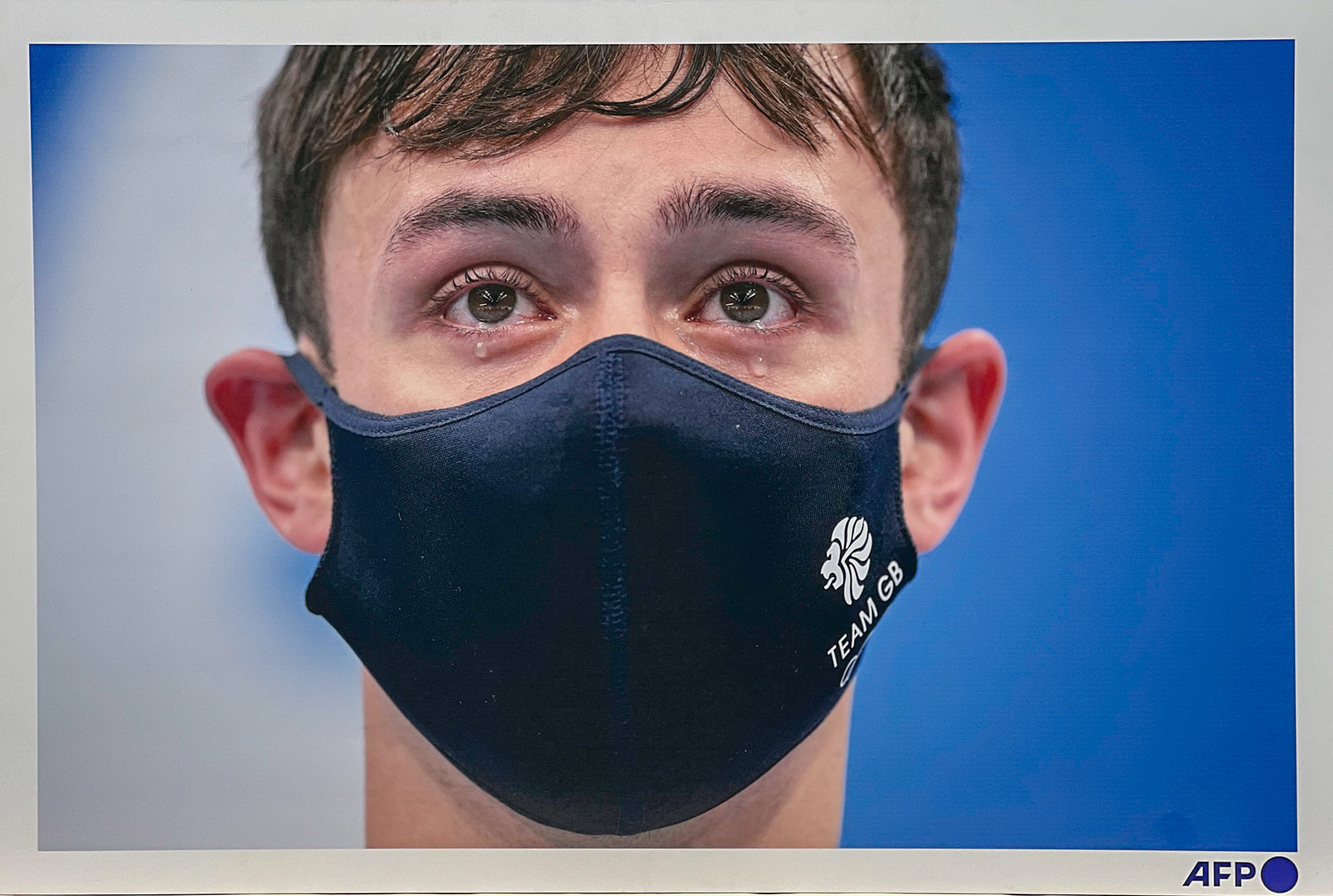 Bức ảnh “Nước mắt rơi trên khuôn mặt vận động viên Thomas Daley (Anh) khi anh nhận Huy chương Vàng nội dung 10m cầu cứng đôi nam môn nhảy cầu tại Olympic Tokyo 2020”. Bức ảnh “Nước mắt rơi trên khuôn mặt vận động viên Thomas Daley (Anh) khi anh nhận Huy chương Vàng nội dung 10m cầu cứng đôi nam môn nhảy cầu tại Olympic Tokyo 2020”.