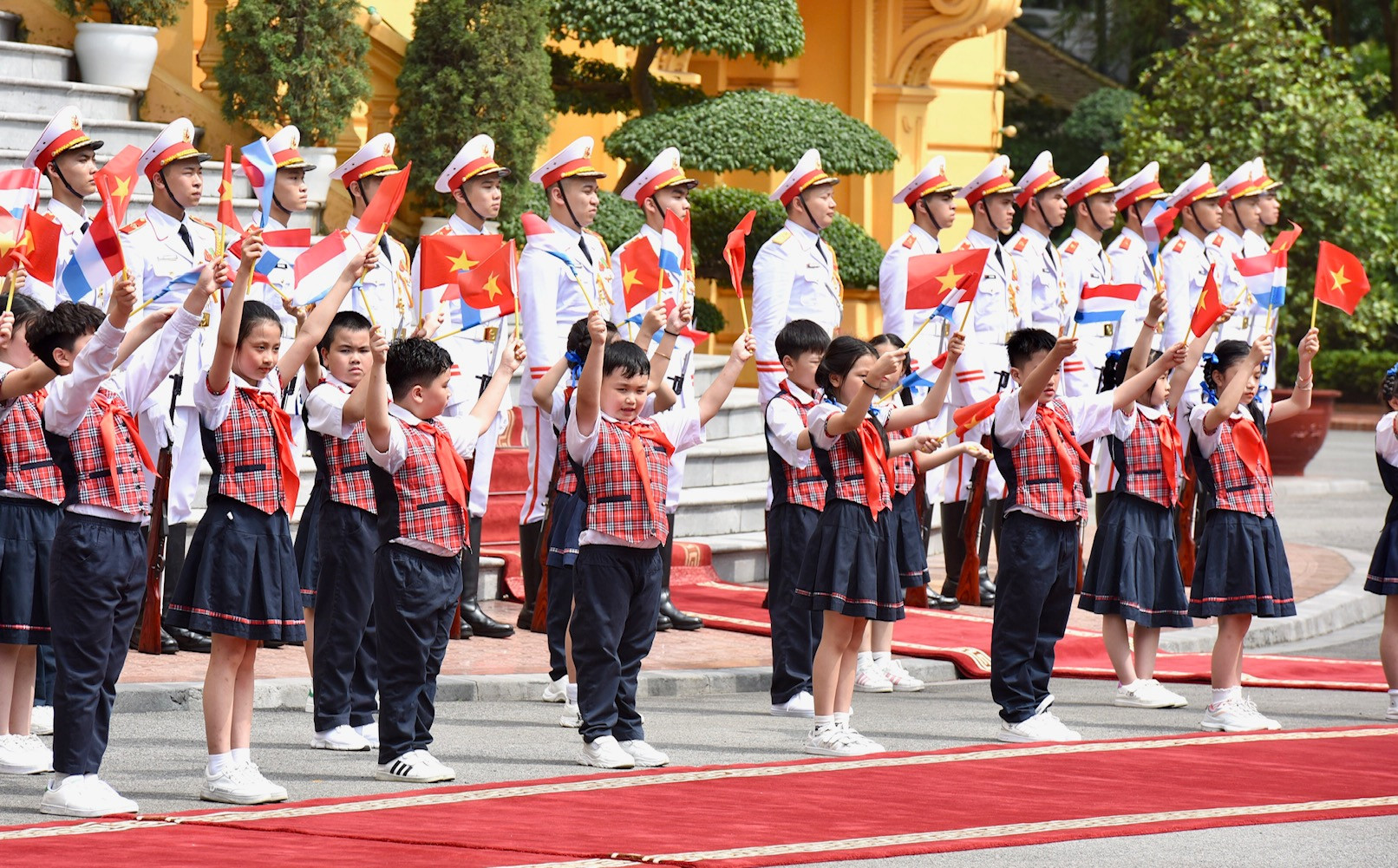 Các cháu thiếu nhi vẫy chào hai Thủ tướng.