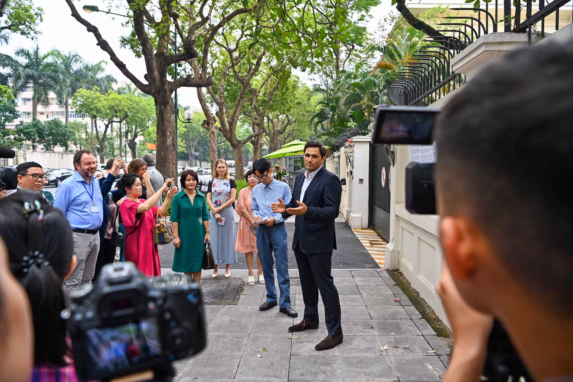 Ông Stephane Delfour, Giám đốc AFP khu vực Đông Nam Á phát biểu khai mạc triển lãm.