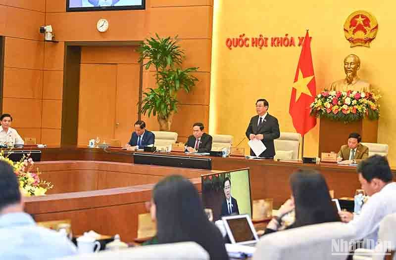 Về công tác lập pháp, Chủ tịch Quốc hội cho biết, Ủy ban Thường vụ Quốc hội sẽ cho ý kiến về 3 dự án luật và 2 dự thảo nghị quyết của Quốc hội; xem xét đề nghị xây dựng dự án Luật Chuyển đổi giới tính… Về công tác lập pháp, Chủ tịch Quốc hội cho biết, Ủy ban Thường vụ Quốc hội sẽ cho ý kiến về 3 dự án luật và 2 dự thảo nghị quyết của Quốc hội; xem xét đề nghị xây dựng dự án Luật Chuyển đổi giới tính…