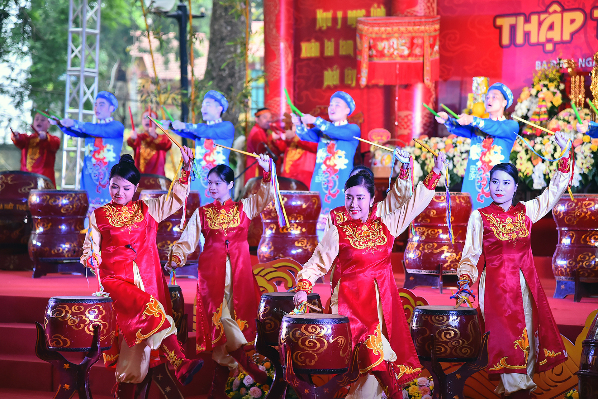 Tiếng trống hội hào hùng chào mừng chương trình khai mạc Lễ hội kỷ niệm 980 năm Thập tam trại.