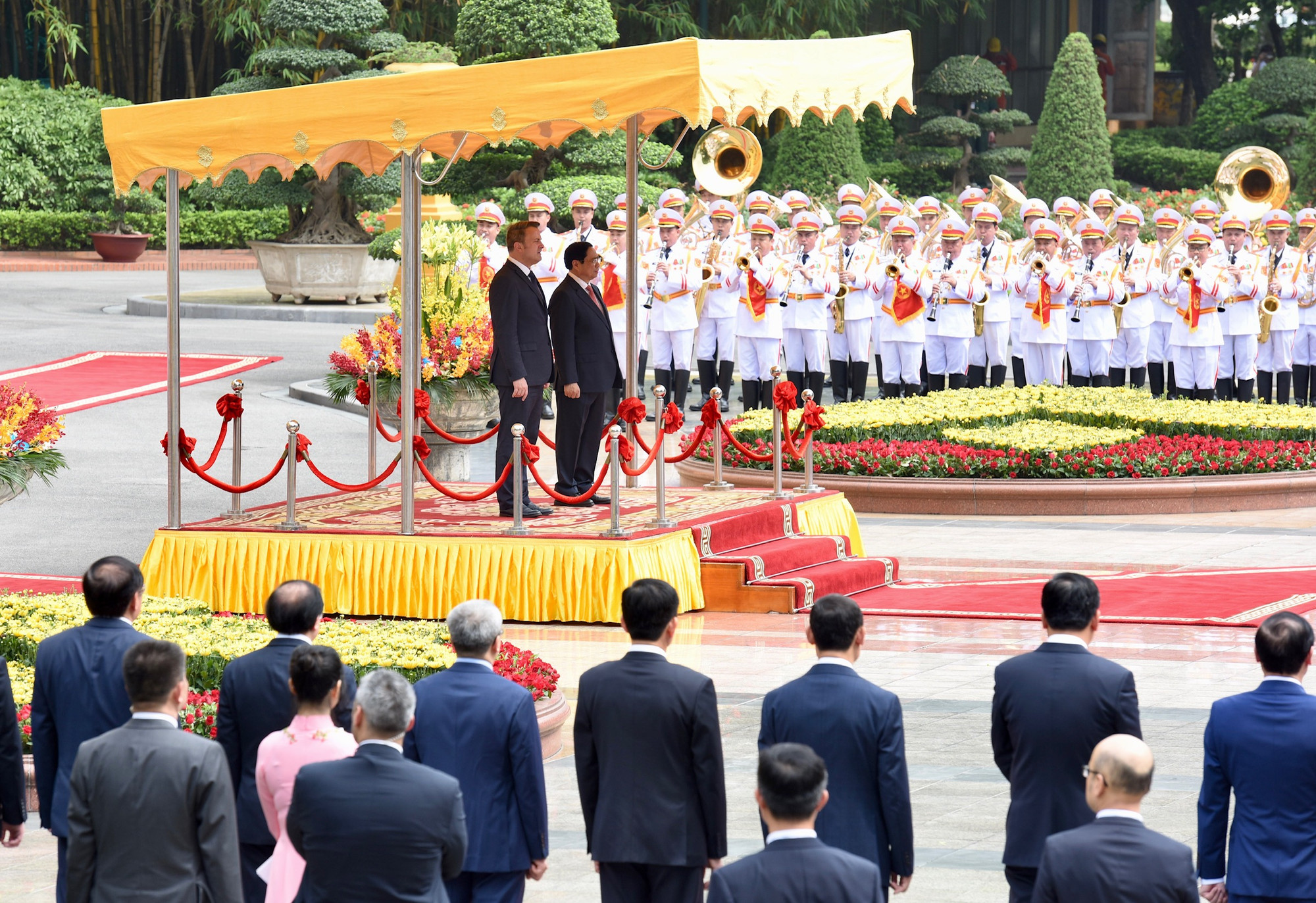 Thủ tướng Phạm Minh Chính và Thủ tướng Đại Công quốc Luxembourg Xavier Bettel thực hiện nghi lễ chào cờ hai nước.