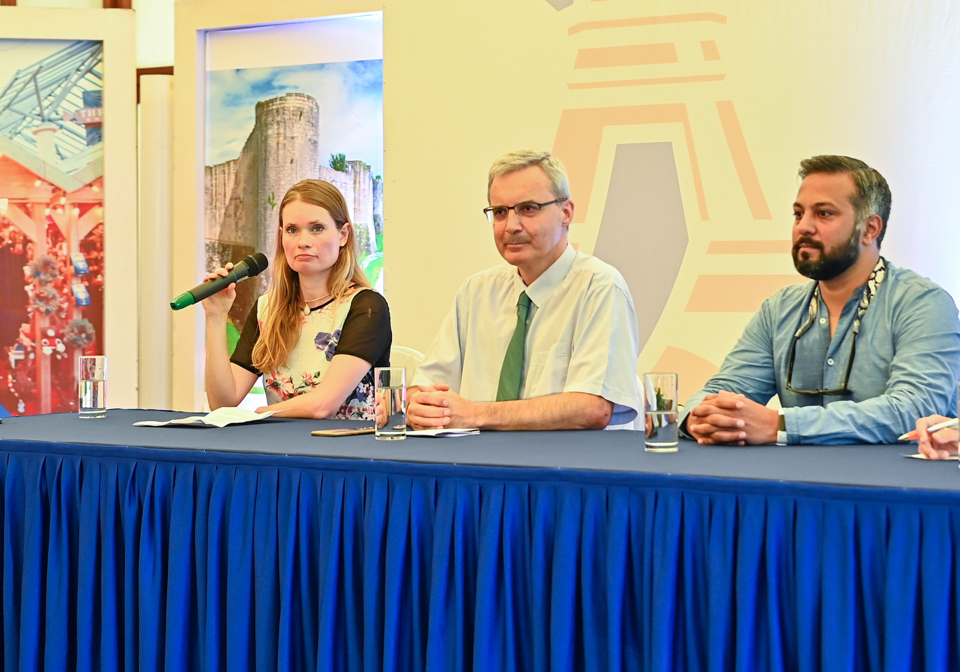 Bà Alice Philipson, Trưởng văn phòng AFP tại Hà Nội bày tỏ sự tự hào khi giới thiệu các bức ảnh thể thao của hãng tại Hà Nội. Chỉ riêng trong năm nay, các bức ảnh báo chí của AFP đã được vinh danh ở 12 giải thưởng khác nhau trên khắp thế giới và gần một nửa trong số đó là ảnh thể thao. Bà Alice Philipson, Trưởng văn phòng AFP tại Hà Nội bày tỏ sự tự hào khi giới thiệu các bức ảnh thể thao của hãng tại Hà Nội. Chỉ riêng trong năm nay, các bức ảnh báo chí của AFP đã được vinh danh ở 12 giải thưởng khác nhau trên khắp thế giới và gần một nửa trong số đó là ảnh thể thao.