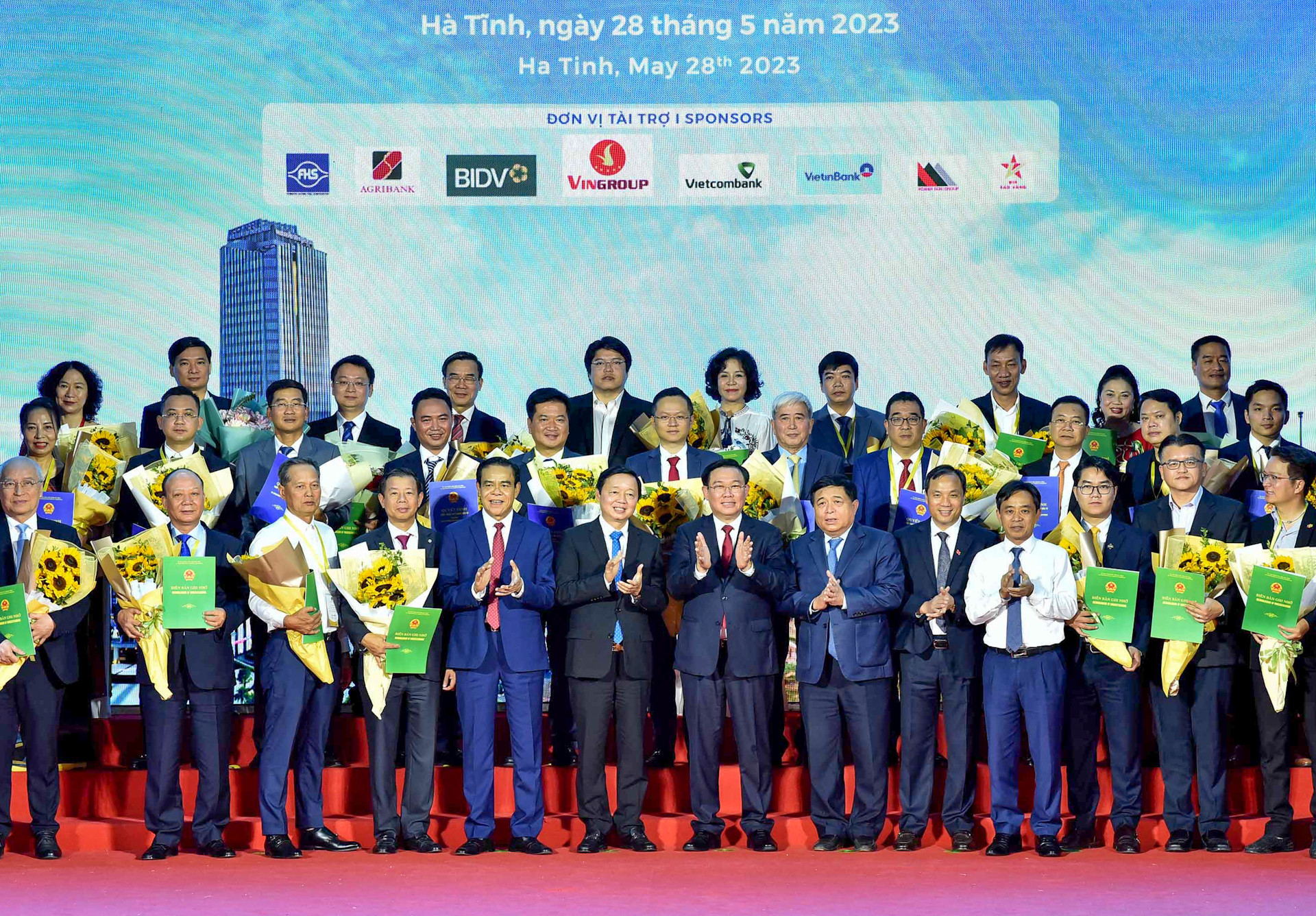 Chủ tịch Quốc hội Vương Đình Huệ, Phó Thủ tướng Chính phủ Trần Hồng Hà chụp ảnh lưu niệm với các đại biểu, doanh nghiệp dự hội nghị.