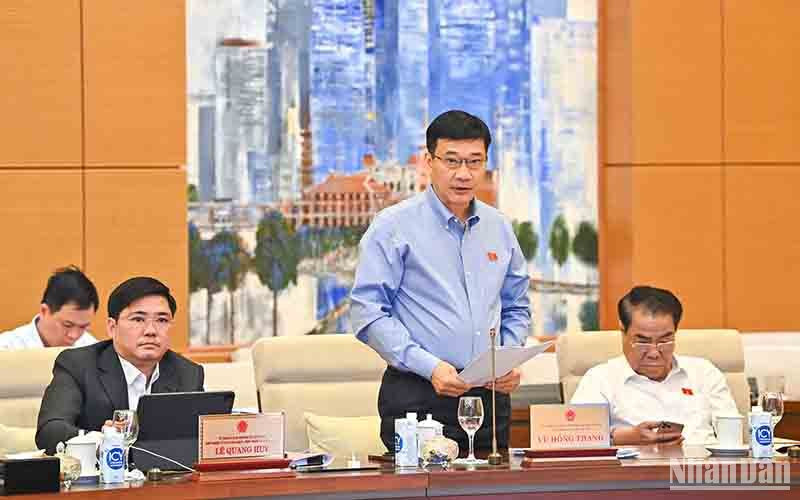 Chủ nhiệm Ủy ban Kinh tế Vũ Hồng Thanh trình bày báo cáo thẩm tra về báo cáo kinh tế-xã hội. Chủ nhiệm Ủy ban Kinh tế Vũ Hồng Thanh trình bày báo cáo thẩm tra về báo cáo kinh tế-xã hội.