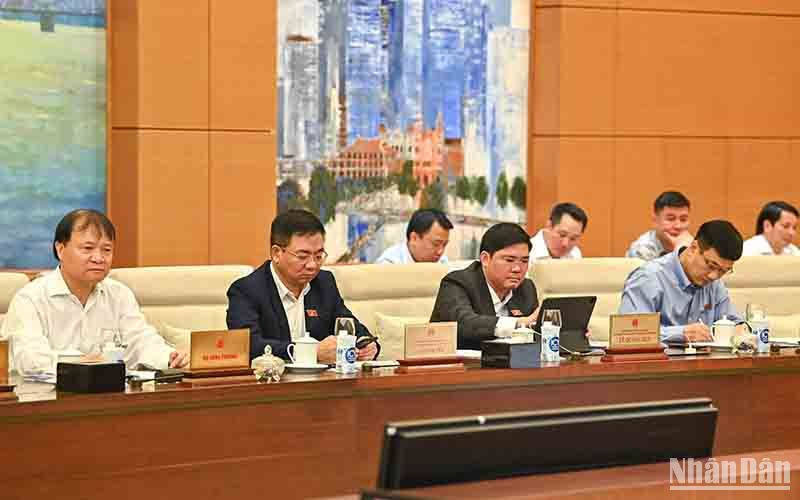 Các Ủy viên Ủy ban Thường vụ Quốc hội, lãnh đạo các Ủy ban của Quốc hội và các đại biểu dự phiên họp. Các Ủy viên Ủy ban Thường vụ Quốc hội, lãnh đạo các Ủy ban của Quốc hội và các đại biểu dự phiên họp.