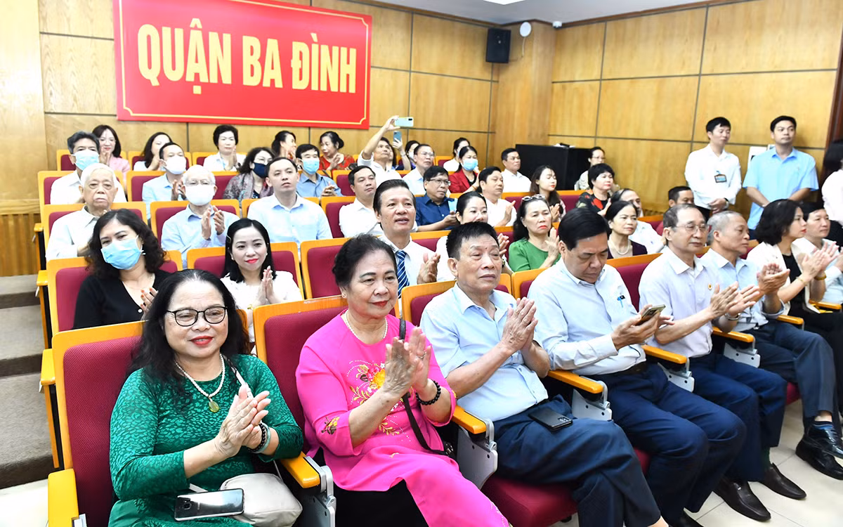 Các đại biểu và cử tri các quận Ba Đình, Đống Đa và Hai Bà Trưng tham dự hội nghị.