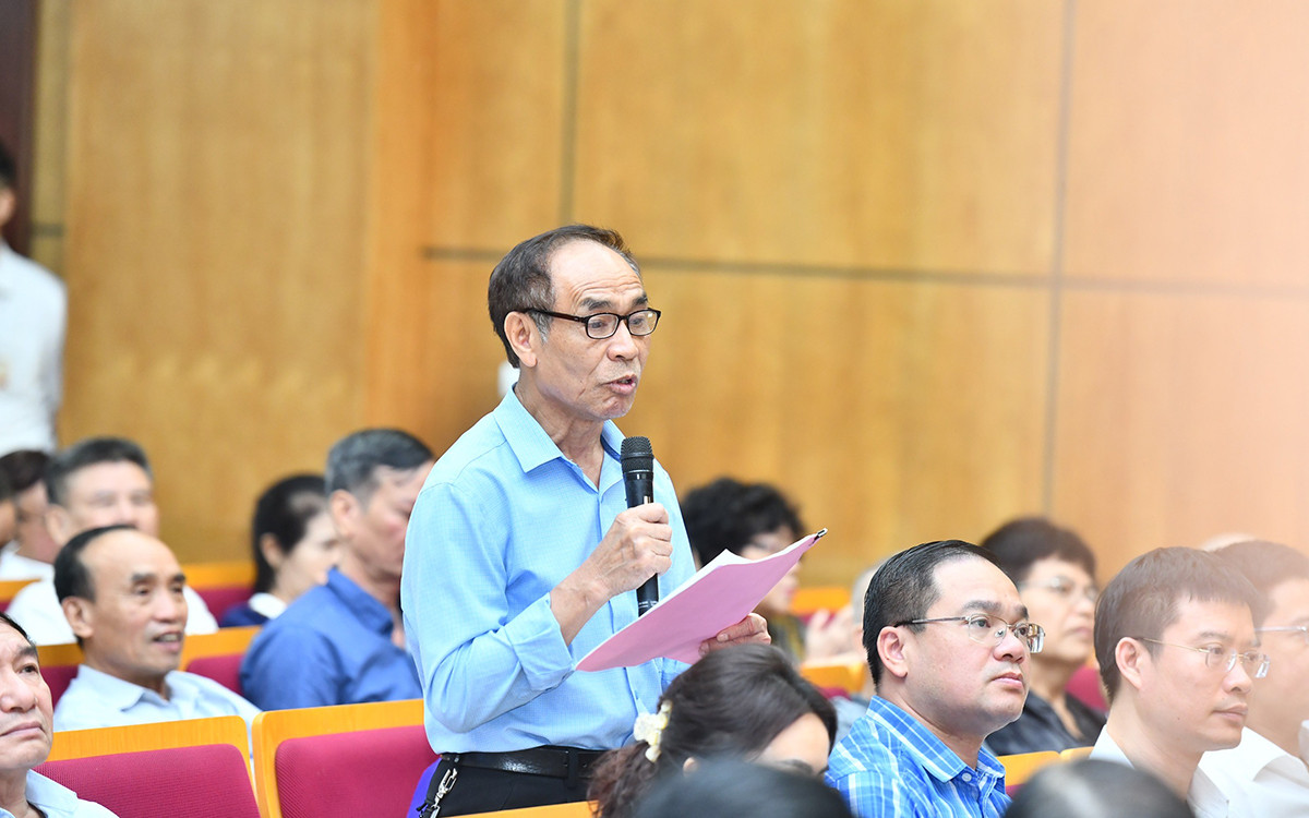 Cử tri quận Hai Bà Trưng phát biểu kiến nghị với các đại biểu Quốc hội.