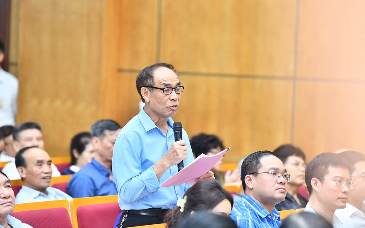 Cử tri quận Hai Bà Trưng phát biểu kiến nghị với các đại biểu Quốc hội.