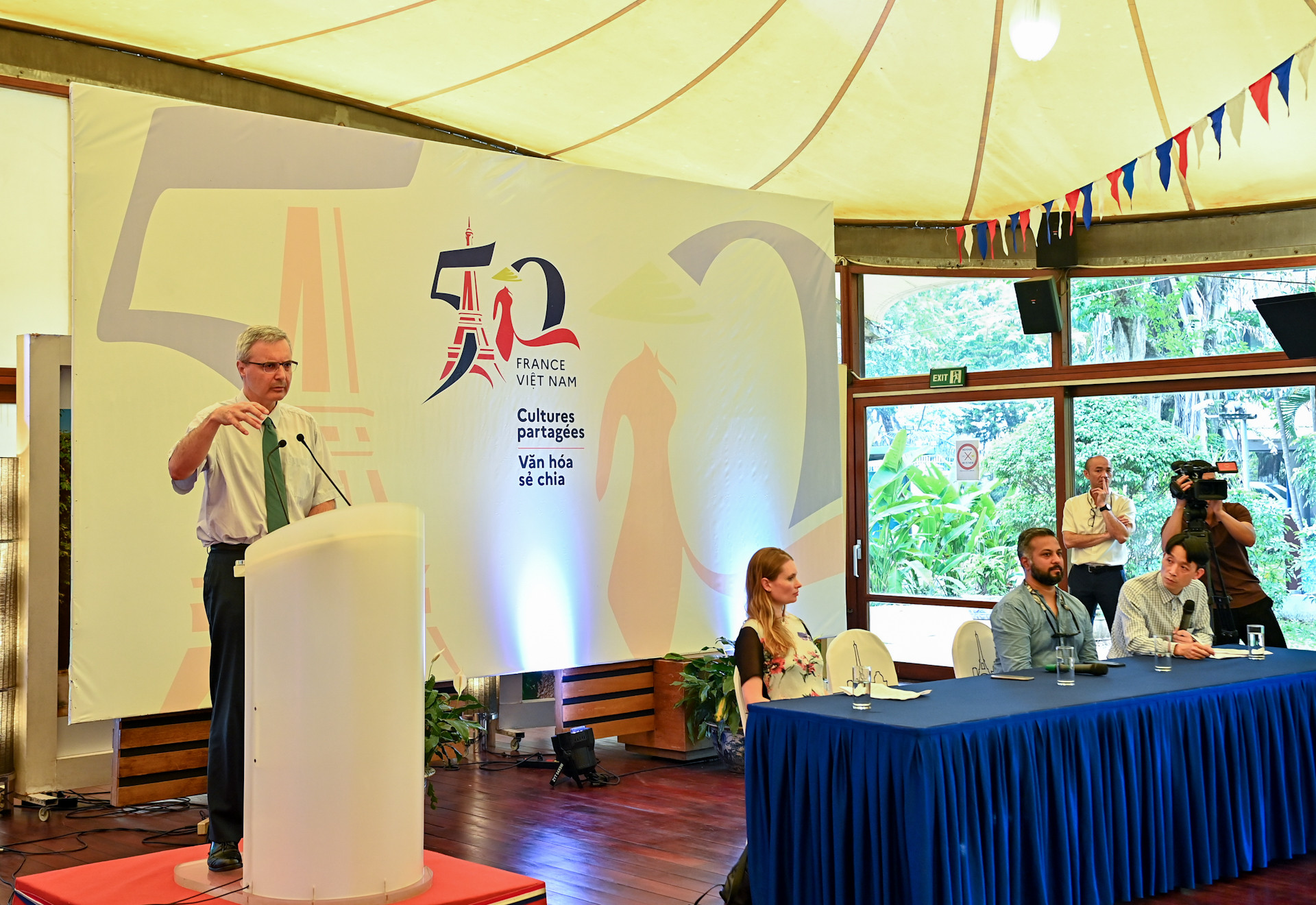 Đại sứ Pháp Nicolas Warnery bày tỏ sự vui mừng khi được giới thiệu các bức ảnh về Thế Vận hội với công chúng Hà Nội trong khuôn khổ liên hoan nhiếp ảnh quốc tế Photo Hanoi 23. Đại sứ Pháp Nicolas Warnery bày tỏ sự vui mừng khi được giới thiệu các bức ảnh về Thế Vận hội với công chúng Hà Nội trong khuôn khổ liên hoan nhiếp ảnh quốc tế Photo Hanoi 23.