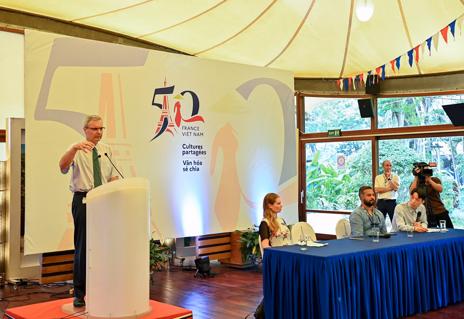 Đại sứ Pháp Nicolas Warnery bày tỏ sự vui mừng khi được giới thiệu các bức ảnh về Thế Vận hội với công chúng Hà Nội trong khuôn khổ liên hoan nhiếp ảnh quốc tế Photo Hanoi 23.