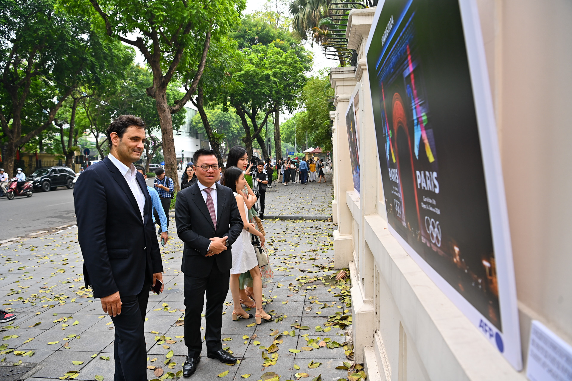 Tổng Biên tập Báo Nhân Dân, Chủ tịch Hội Nhà báo Việt Nam Lê Quốc Minh và các đại biểu tham quan các bức ảnh tại triển lãm. Tổng Biên tập Báo Nhân Dân, Chủ tịch Hội Nhà báo Việt Nam Lê Quốc Minh và các đại biểu tham quan các bức ảnh tại triển lãm.