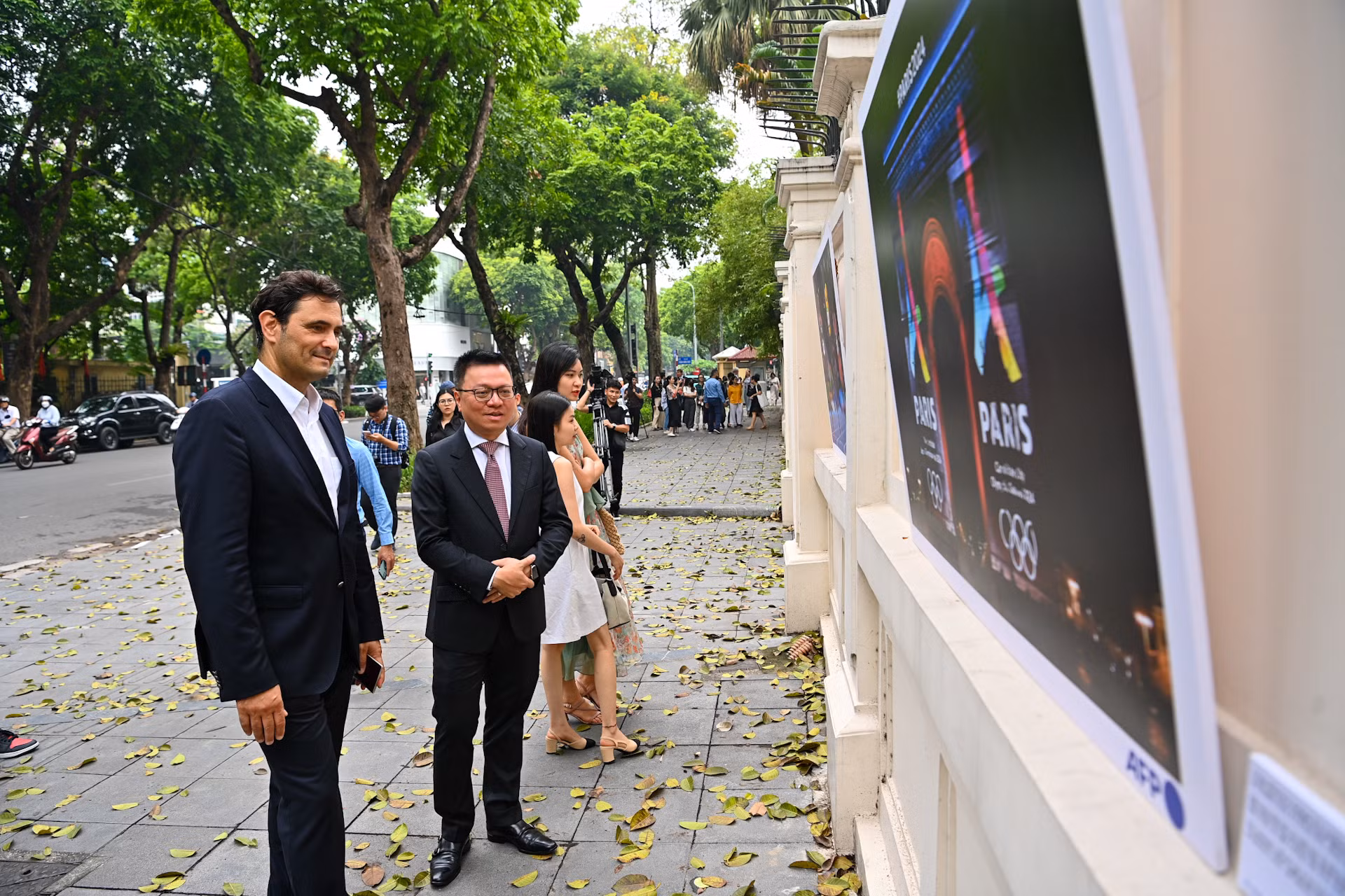 Tổng Biên tập Báo Nhân Dân, Chủ tịch Hội Nhà báo Việt Nam Lê Quốc Minh và các đại biểu tham quan các bức ảnh tại triển lãm.