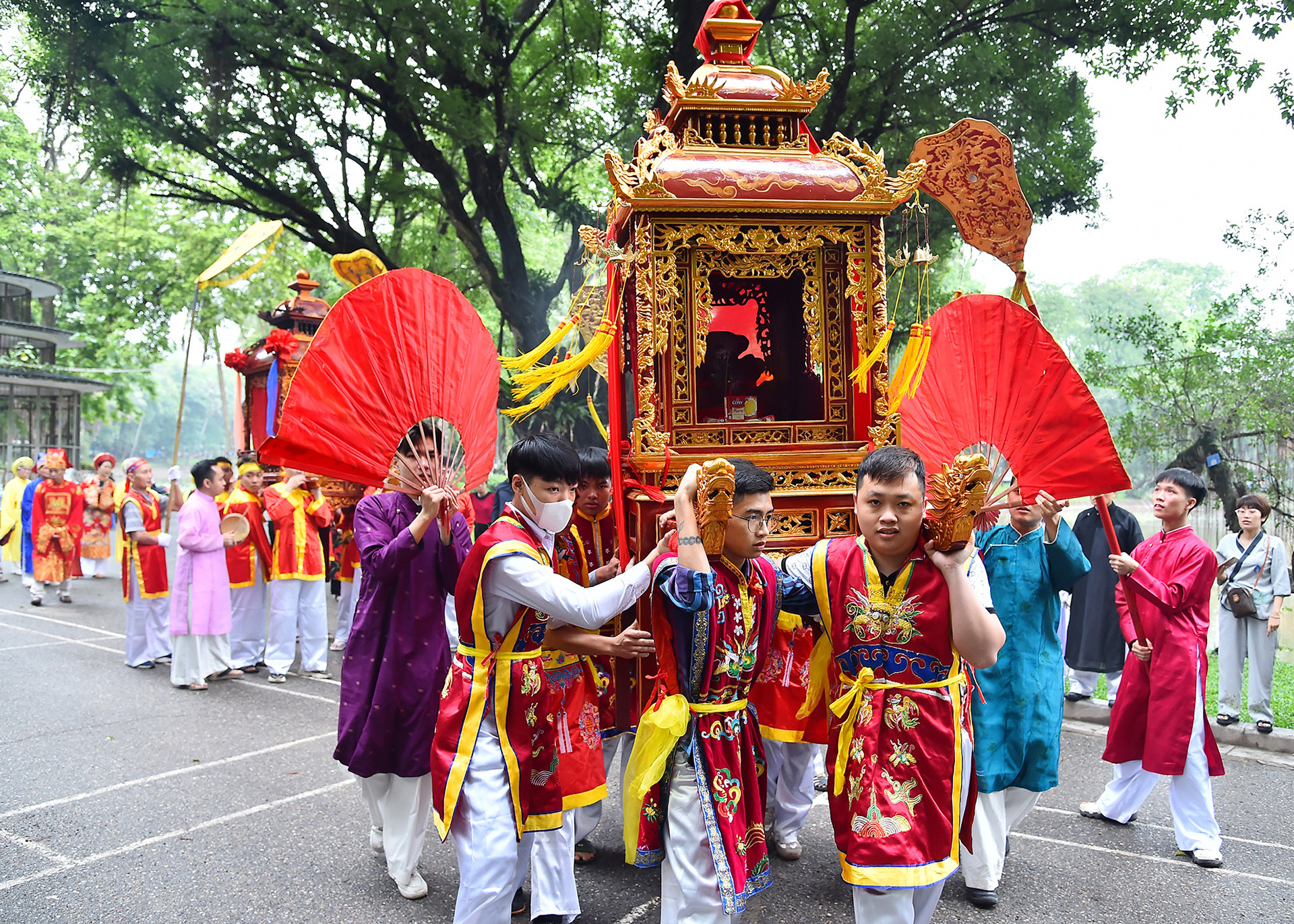 Tương truyền, Vào đời vua Lý Thái Tông (1028-1054), ở làng Lệ Mật có một cặp vợ chồng sinh được một người con trai vào năm Bính Dần (1026), năm 13 tuổi đặt tên là Quý Công, năm 16 tuổi đã trở thành người tài giỏi xuất sắc hơn người, sức mạnh tuyệt vời, là giám quan trong triều.